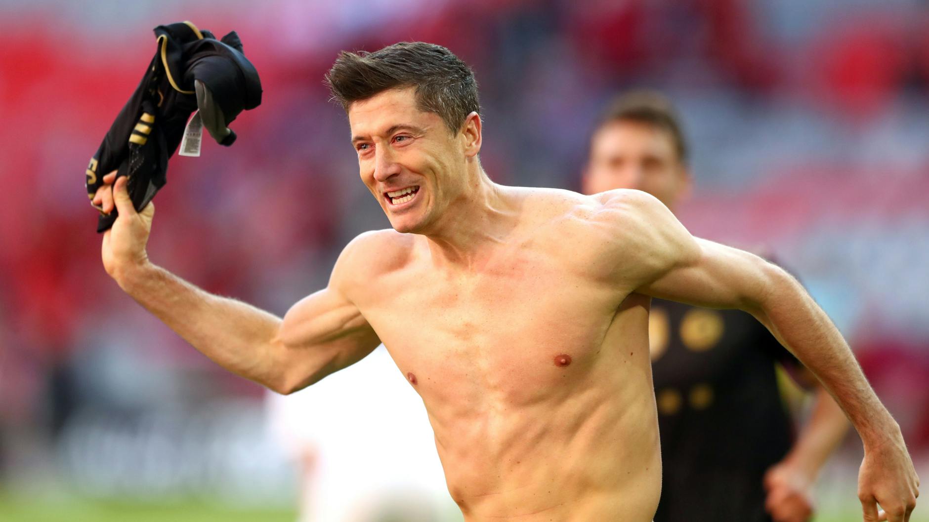 Alleiniger Rekordhalter: Bayern Münchens Robert Lewandowski bejubelt sein Tor zum 5:2, welches sein 41. Saisontreffer war – einer mehr als Gerd Müller.