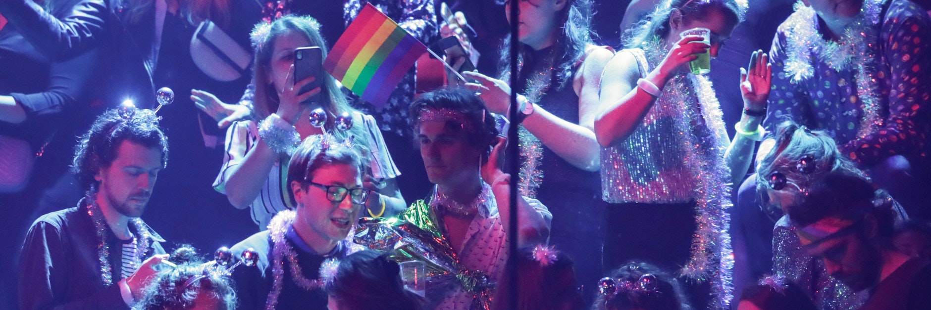 Fans besuchen das Finale des Eurovision Song Contest (ESC) in der Ahoy-Arena. In der Halle dürfen trotz Corona-Pandemie rund 3500 Zuschauer sitzen. Alle Besucher müssen ein negatives Corona-Testergebnis vorweisen.&nbsp;