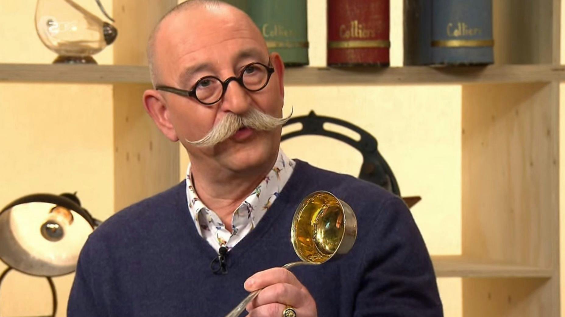 „Bares für Rares“-Moderator Horst Lichter ist beeindruckt von der Suppenkelle.