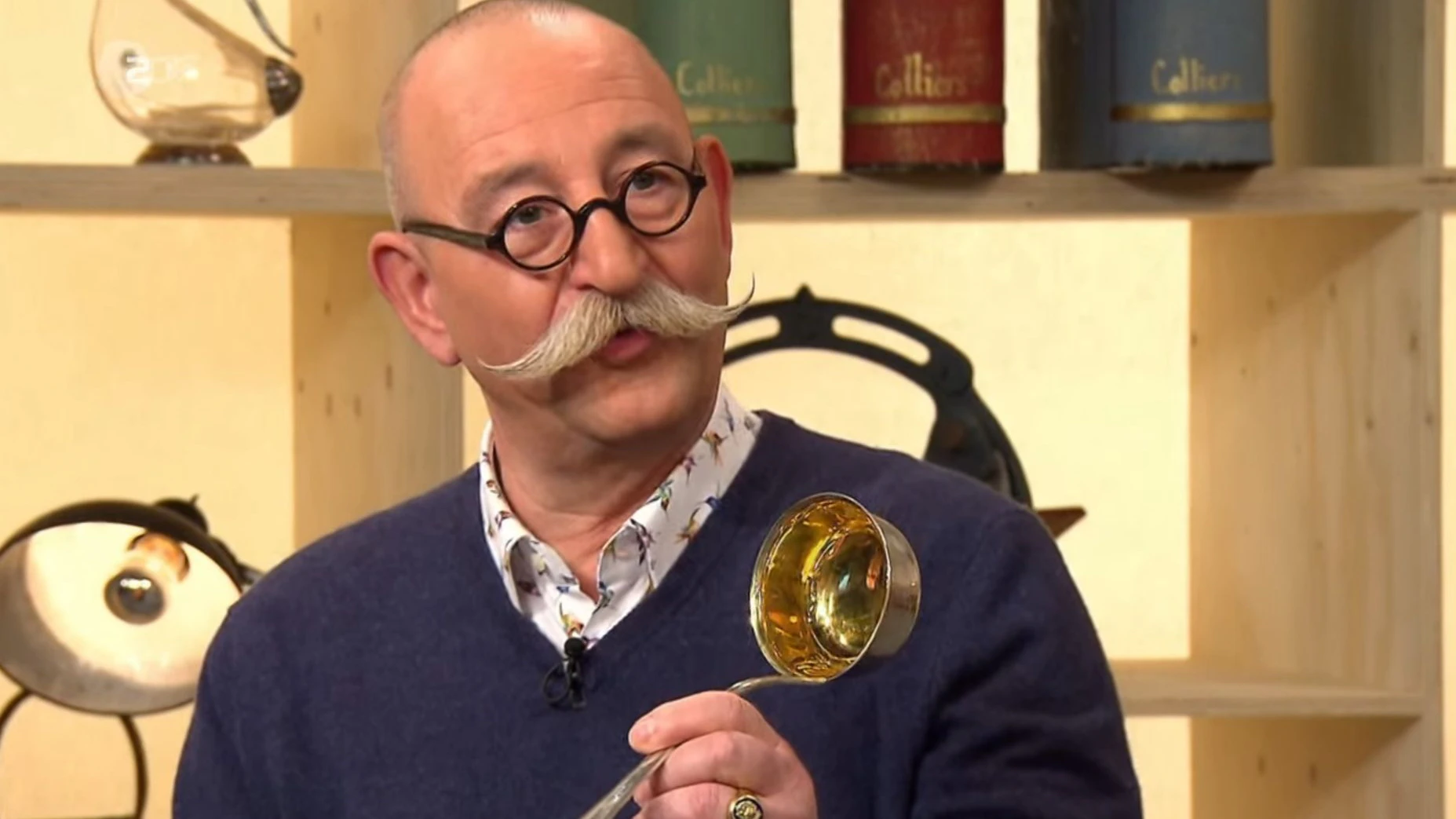 „Bares für Rares“-Moderator Horst Lichter ist beeindruckt von der Suppenkelle.