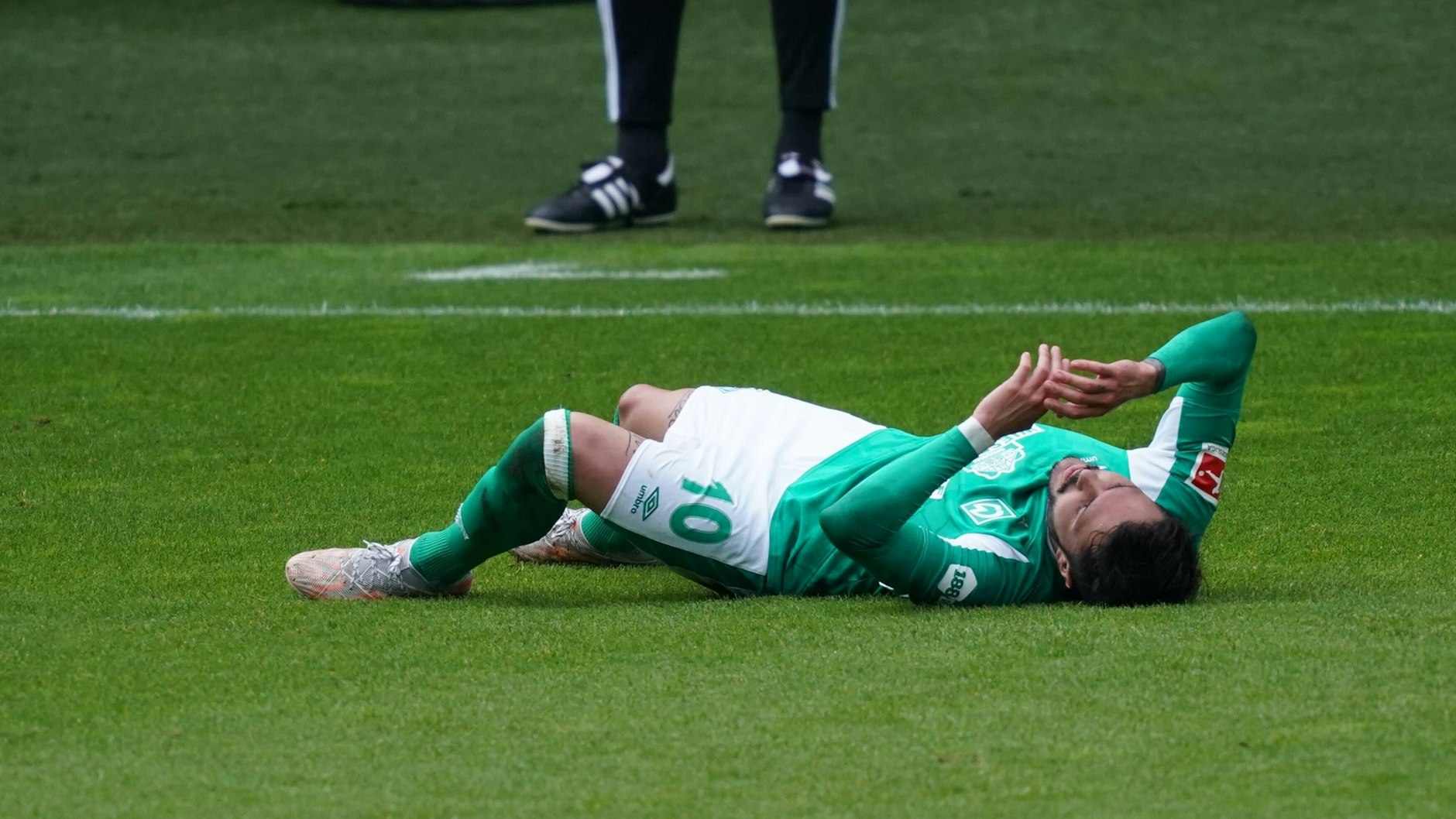 Werder Bremen am Boden: Leonardo Bittencourt muss mit seiner Mannschaft den direkten Abstieg verkraften.