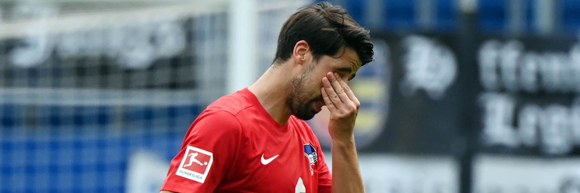 Sami Khedira hat bei seinem letzten Gang seiner Karriere zur Auswechselbank Tränen in den Augen.