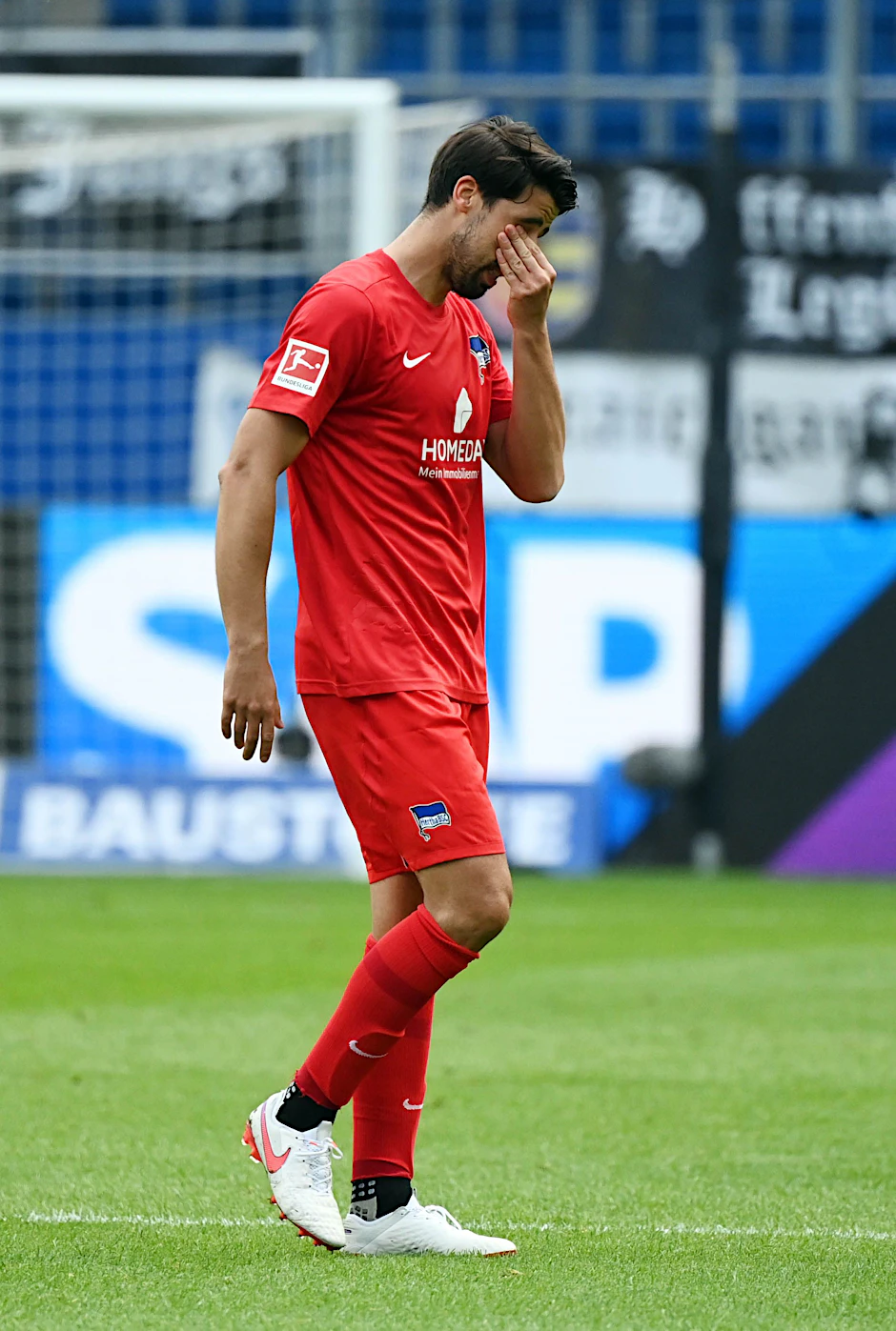Sami Khedira hat bei seinem letzten Gang seiner Karriere zur Auswechselbank Tränen in den Augen.