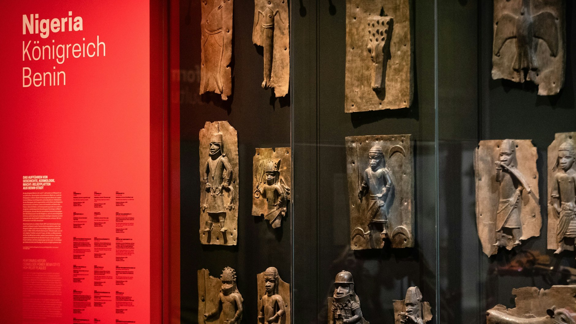 Reliefplatten aus Benin im Stuttgarter Linden-Museum.