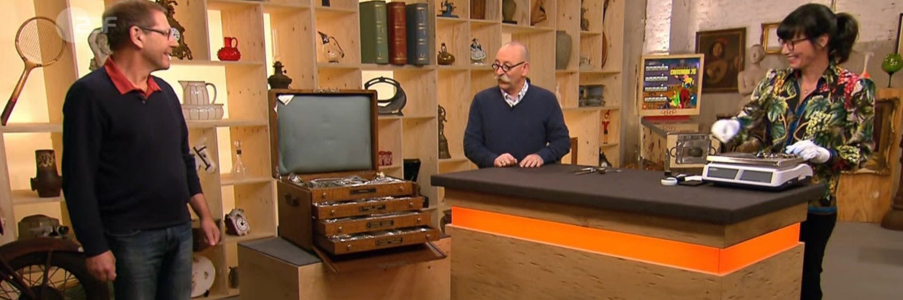 „Bares für Rares“-Kandidat Horst Eremit hat einen Besteckkasten mitgebracht, von dem Moderator Horst Lichter und Expertin Dr. Heide Rezepa-Zabel begeistert sind.