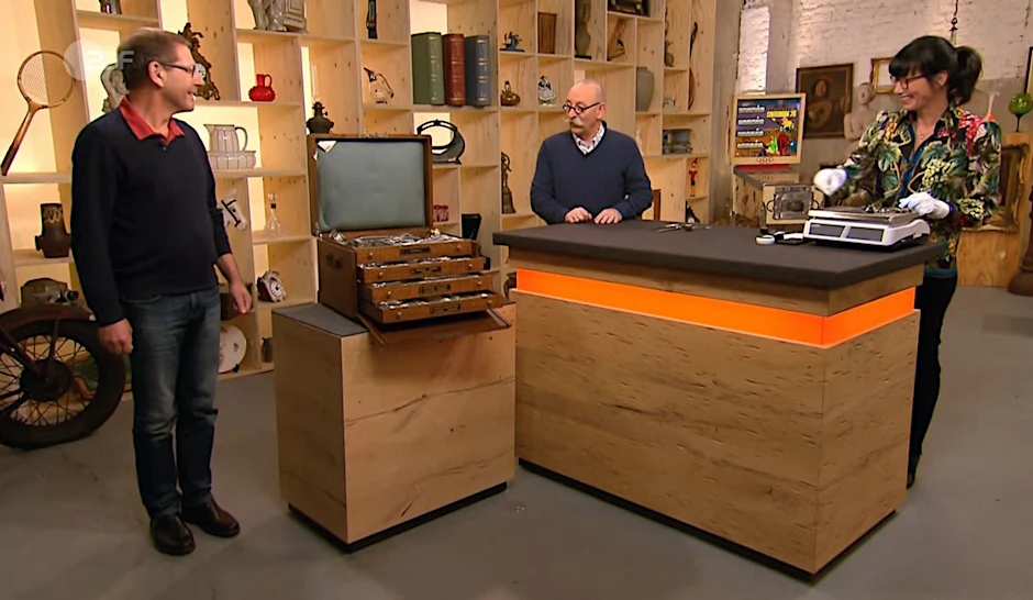 „Bares für Rares“-Kandidat&nbsp;Horst Eremit hat einen Besteckkasten mitgebracht, von dem Moderator Horst Lichter und Expertin&nbsp;Dr. Heide Rezepa-Zabel begeistert sind.