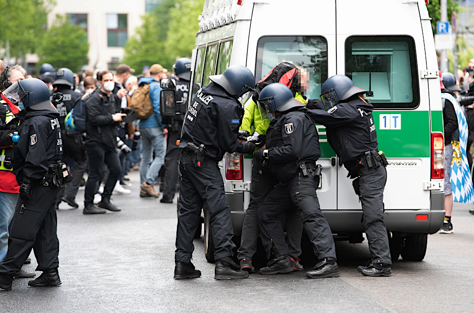 Polizeibeamte nehmen einen Teilnehmer einer Demonstration gegen die Corona-Maßnahmen fest.