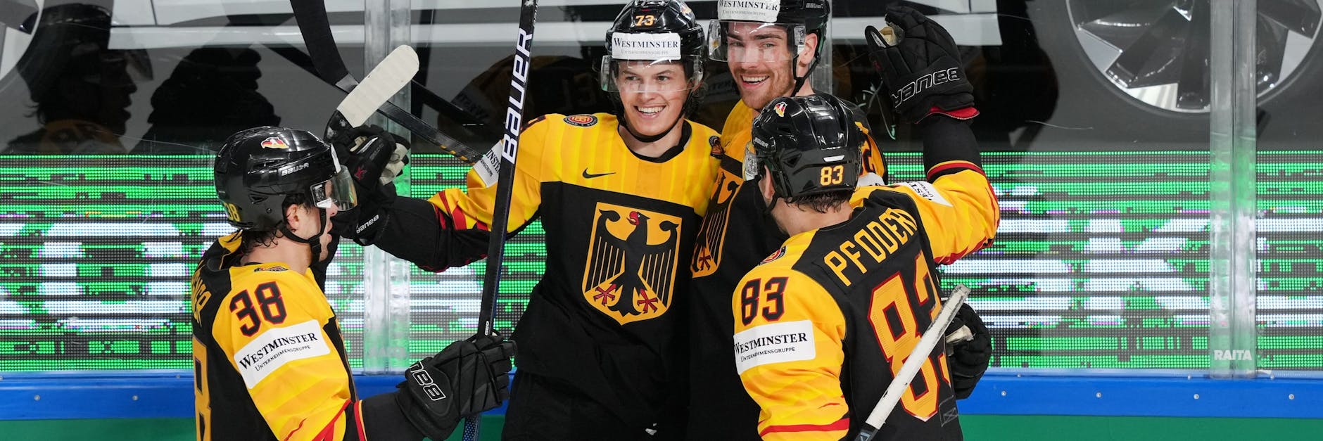 Lukas Reichel lässt sich nach seinem 3:0 gegen Norwegen von Fabio Wagner (l.), Marcel Noebels (2. v. r.) und Leo Pföderl (r.) feiern.