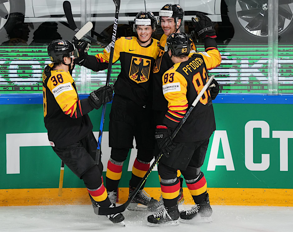 Lukas Reichel lässt sich nach seinem 3:0 gegen Norwegen von Fabio Wagner (l.), Marcel Noebels (2. v. r.) und Leo Pföderl (r.) feiern.