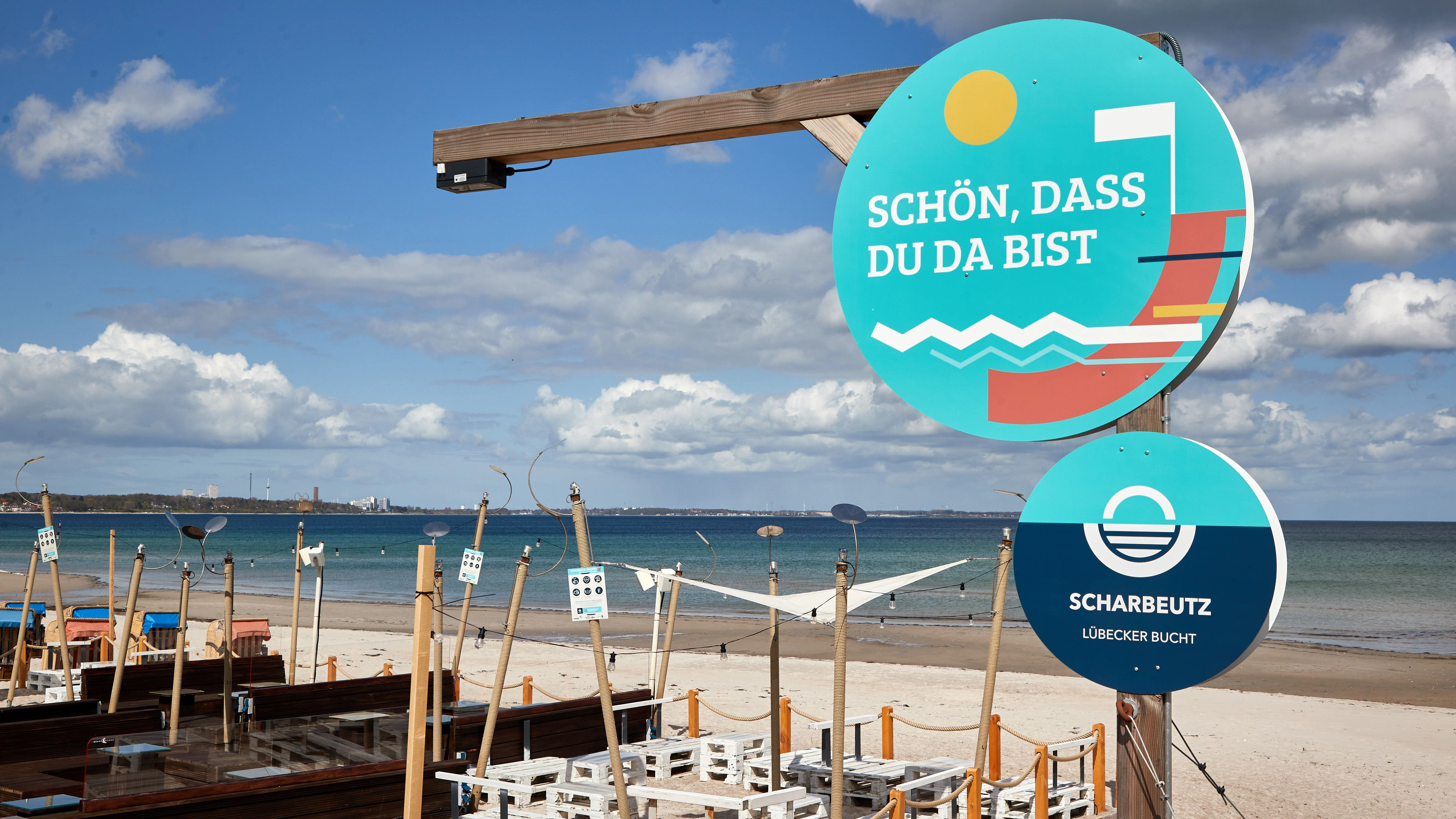 In Scharbeutz (Lübecker Bucht) zählt eine elektronische Strandampel, wie stark der Strand belegt ist.
