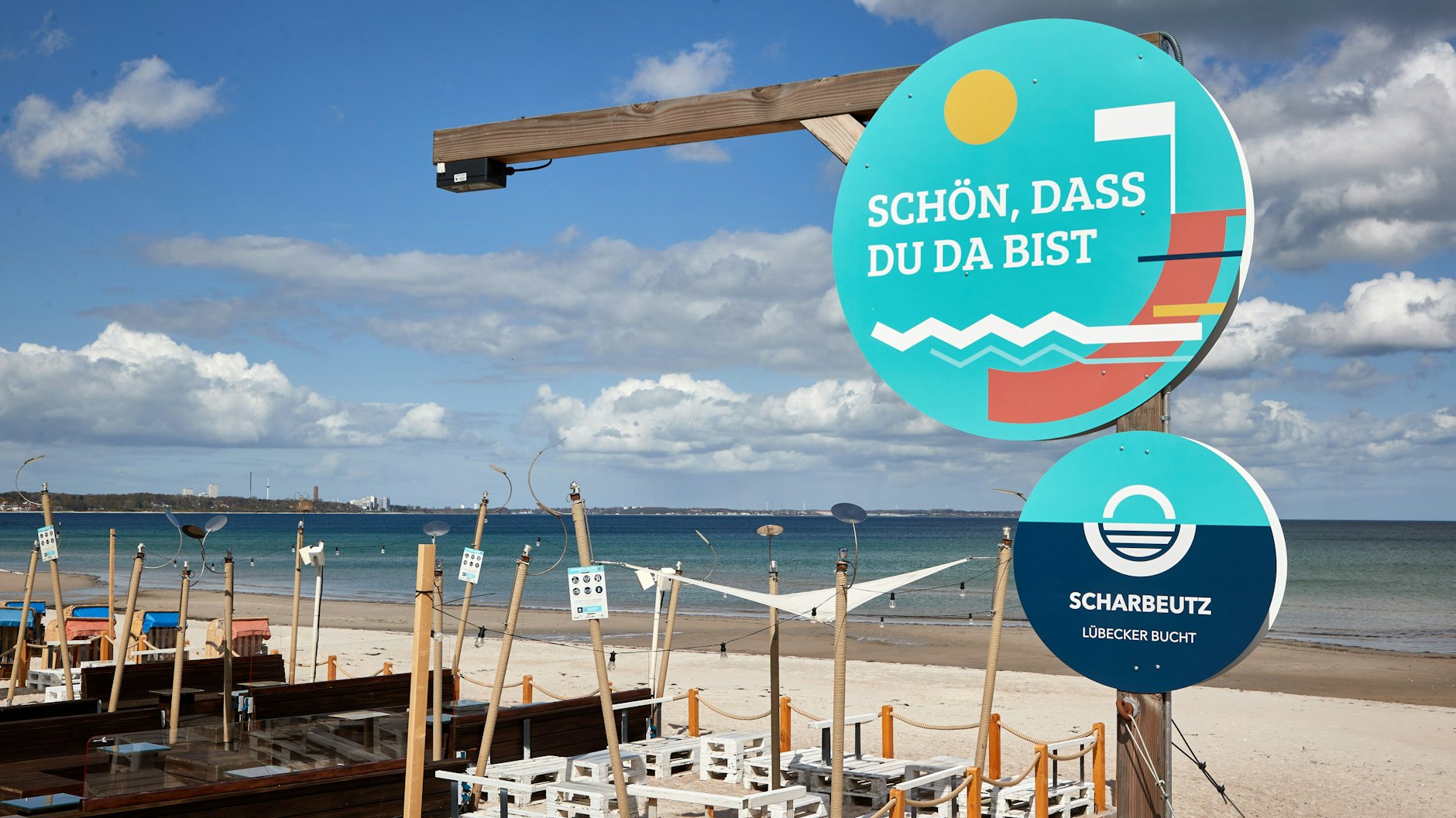 In Scharbeutz (Lübecker Bucht) zählt eine elektronische Strandampel, wie stark der Strand belegt ist.