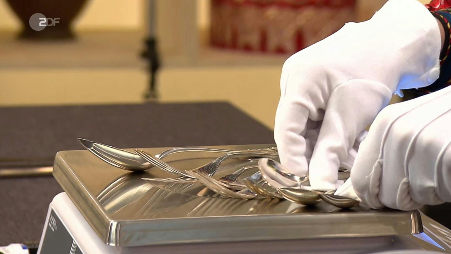 Bei „Bares für Rares“ kommt das Silberbesteckt auf die Wage. 