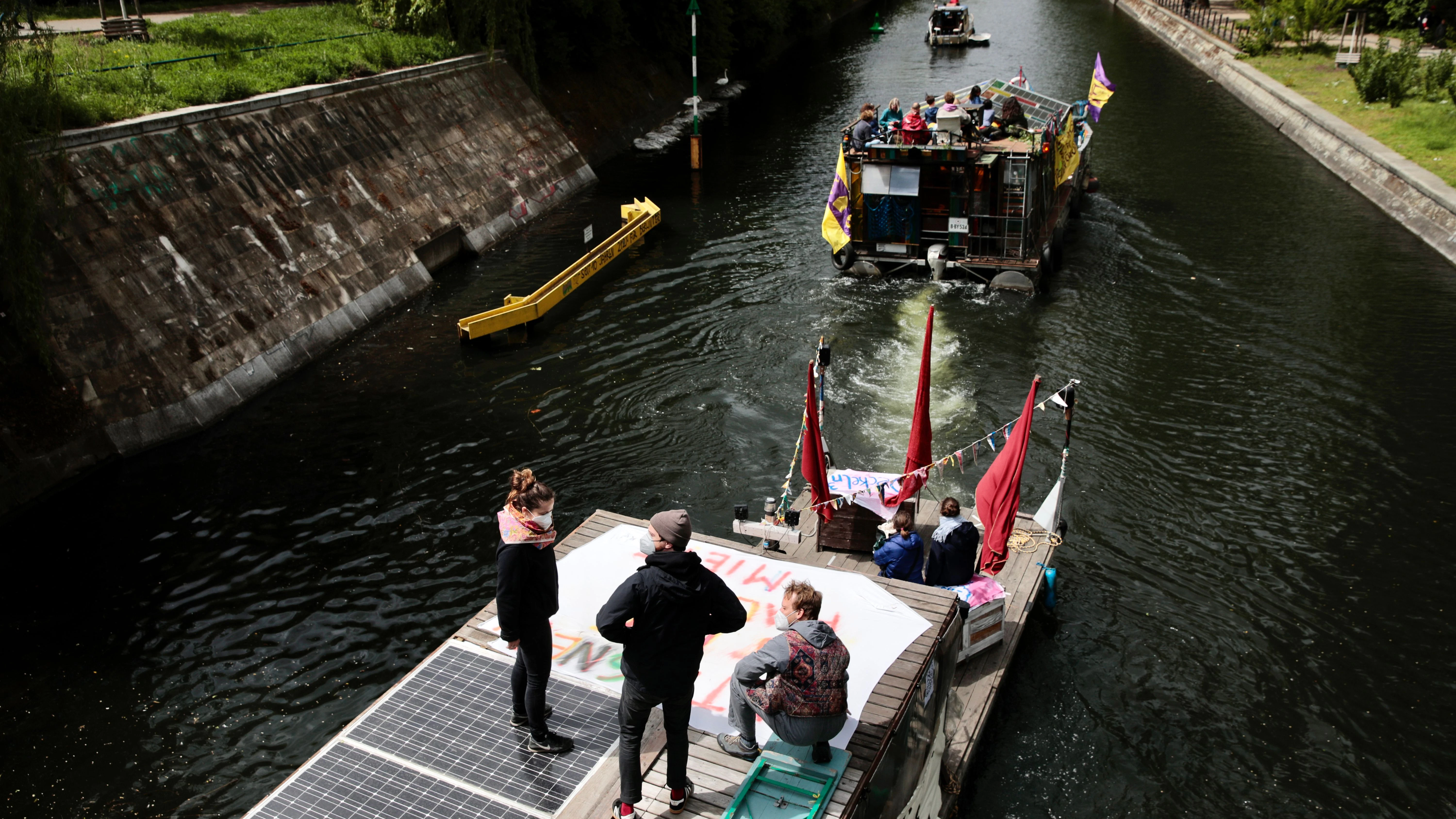 Teilnehmer der Demonstration „Gegen den Mietenwahnsinn - jetzt erst recht!“ fahren mit Booten und Flößen auf der Spree. Ihr Endpunkt ist die Rummelsburger Bucht.&nbsp;