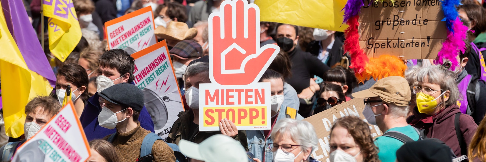 Ein Schild mit der Aufschrift "Mieten Stopp!" wird bei einer Demonstration unter dem Motto "Gegen den Mietenwahnsinn - jetzt erst recht!" in die Höhe gehalten.