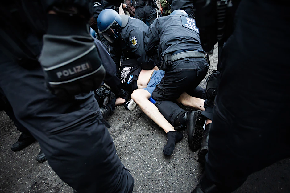 Mehrere hundert Protest-Teilnehmer nahm die Polizei am Samstag fest, die sich nicht an Hygiene-Vorschriften gehalten hatten. Einige Demonstranten griffen Polizisten und Journalisten an.
