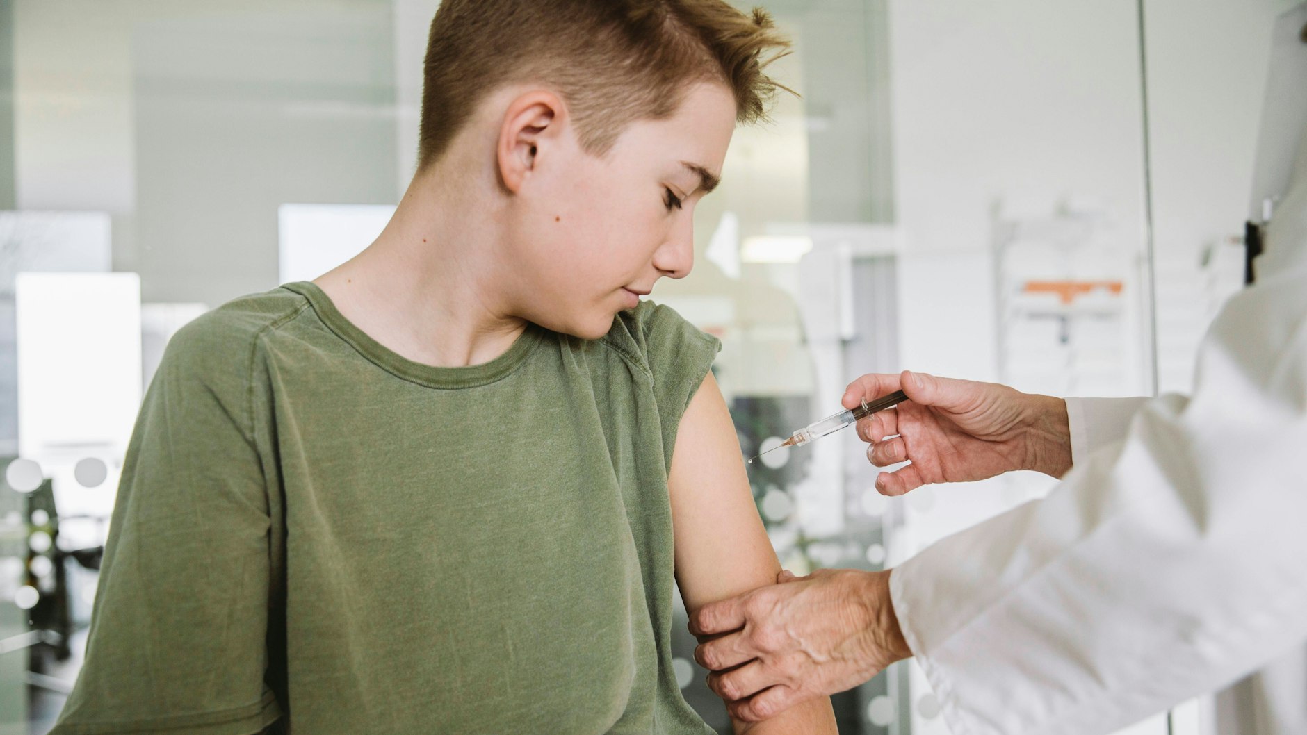 Ein Junge erhält eine Schutzimpfung (Symbolbild).&nbsp;