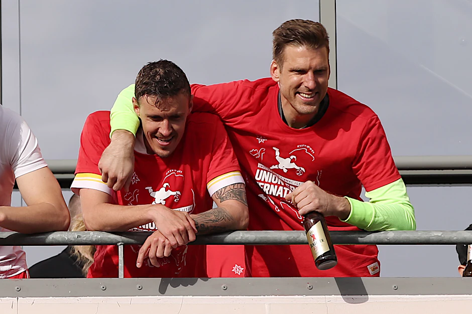 Die Väter des Siegs gegen Leipzig: Unions Max Kruse und Torwart Andreas Luthe feiern auf dem Balkon des Stadions.<br>