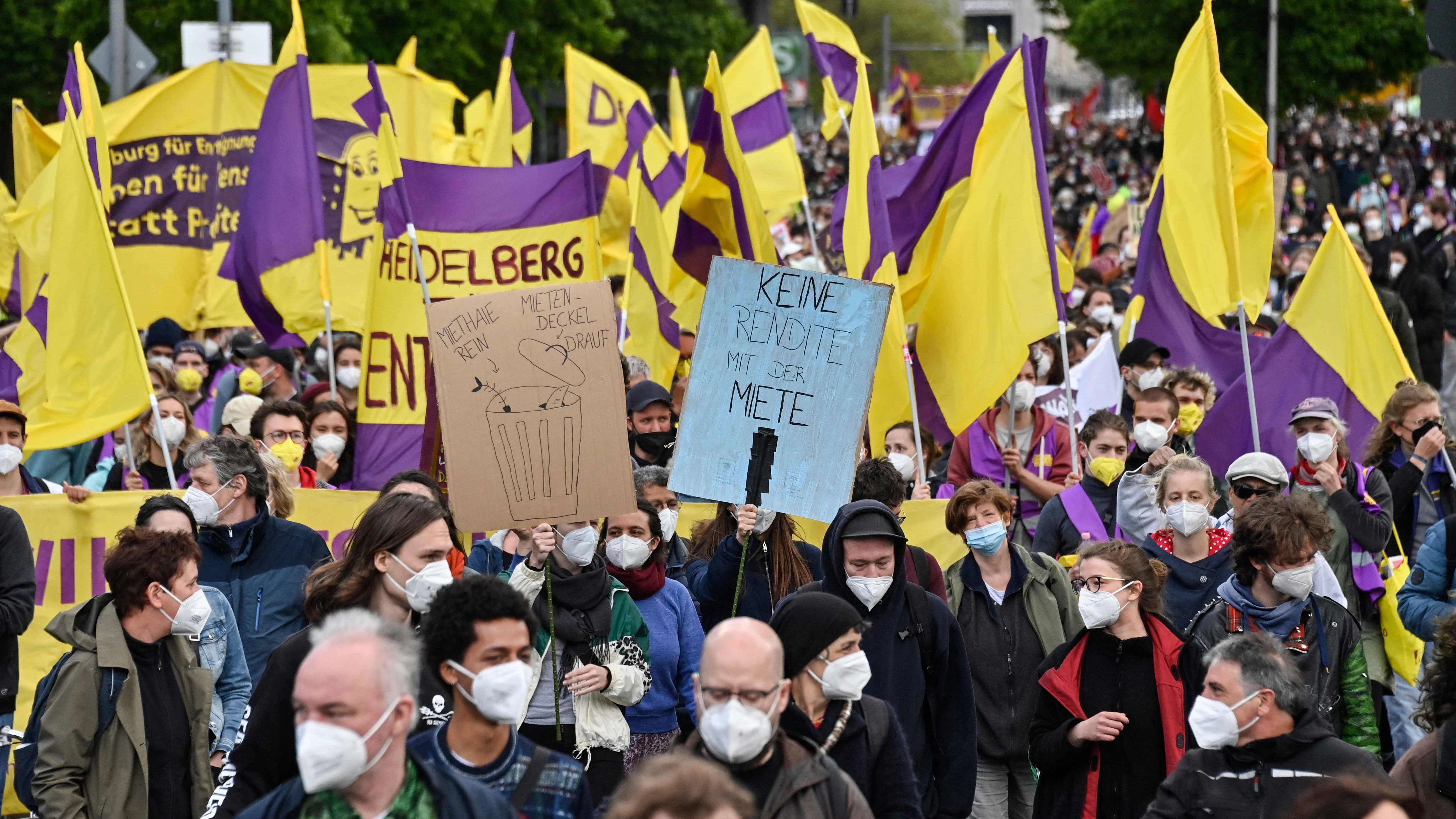 Fast alle Teilnehmer der Demonstration „Gegen den Mietenwahnsinn“ tragen Masken.&nbsp;