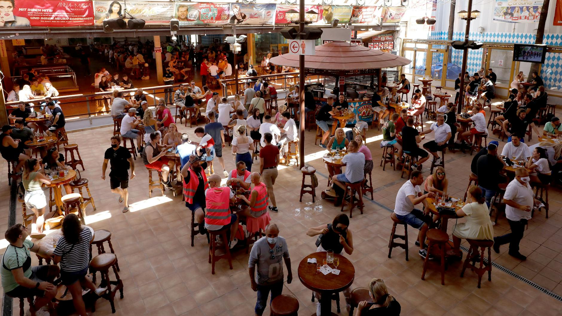 Gäste sitzen im Lokal „Bierkönig“ auf Mallorca an Tischen. Das Lokal hat nach Monaten der Schließung wieder geöffnet. Es gelten jedoch diverse Corona-Auflagen. 