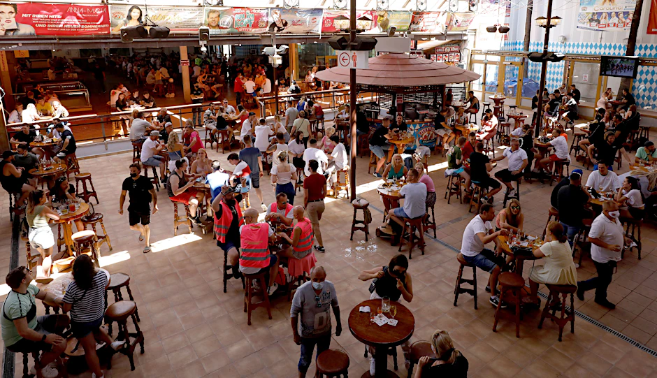 Gäste sitzen im Lokal „Bierkönig“ auf Mallorca an Tischen. Das Lokal hat nach Monaten der Schließung wieder geöffnet. Es gelten jedoch diverse Corona-Auflagen.&nbsp;