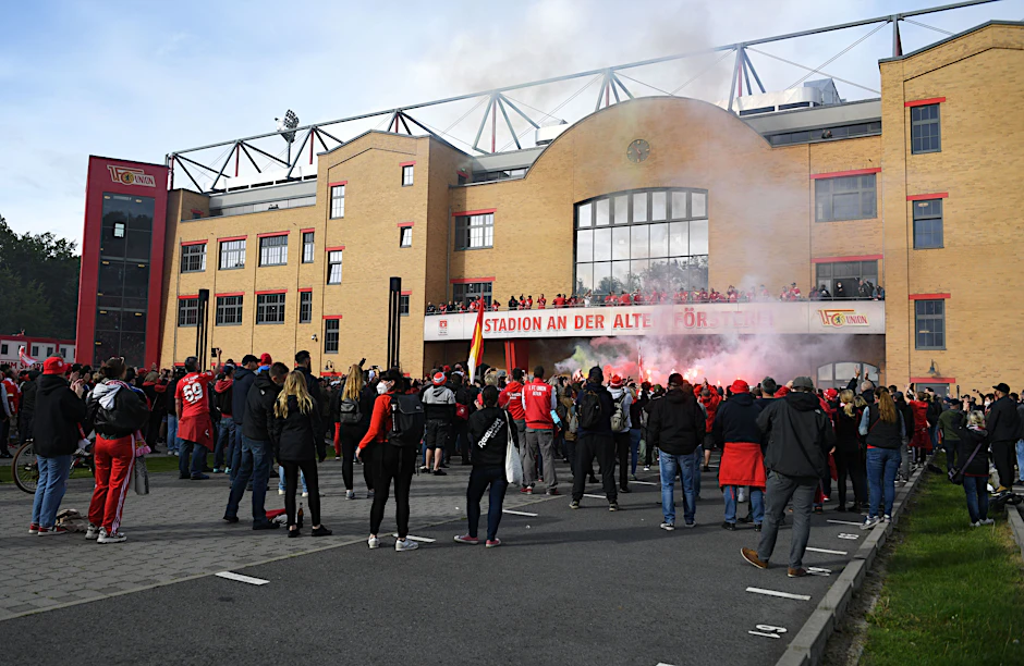 Fans und Spieler von Union feiern nach Abpfiff vor der Haupttribüne das Ende einer genialen Saison.&nbsp;