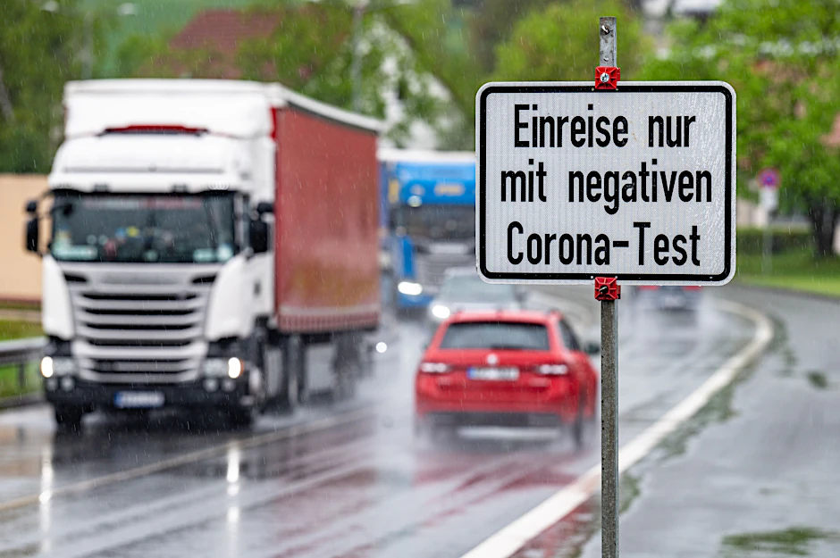 Ein Schild mit der Aufschrift "Einreise nur mit negativen Corona-Test" steht an der deutsch-tschechischen Grenze.&nbsp;