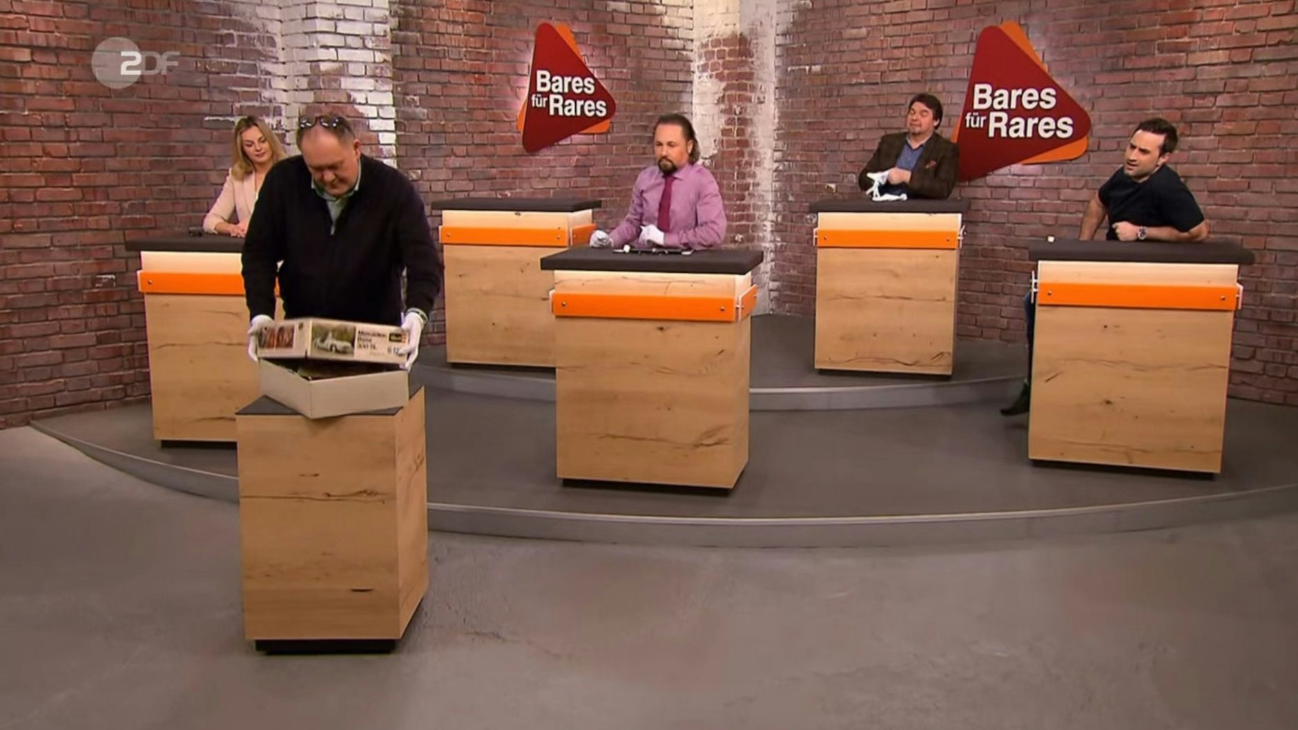 Der Mercedes 300 SL sorgt für Interesse bei den „Bares für Rares“-Händlern.