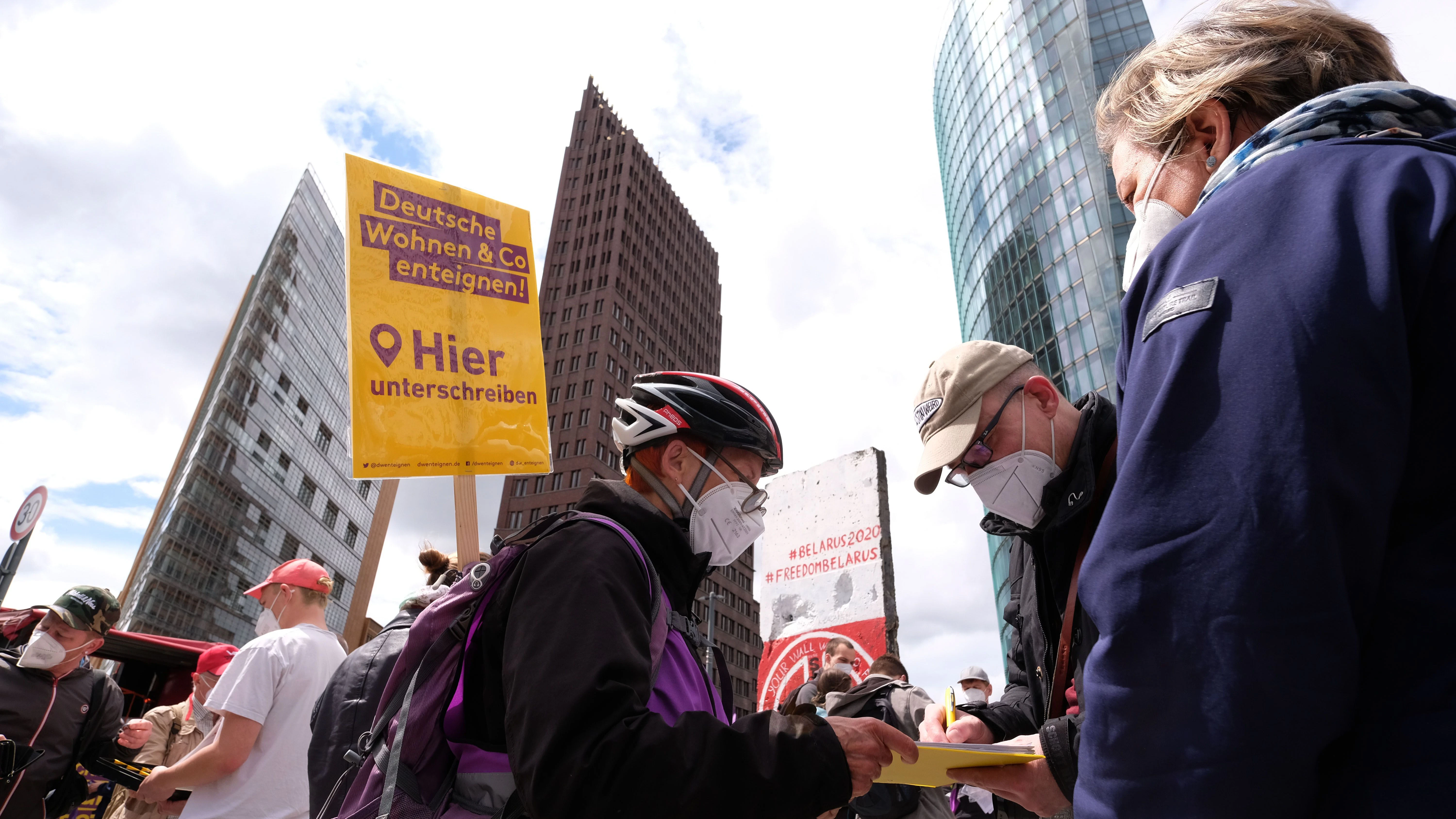 Potsdamer Platz: Die Teilnehmer der Mietendemo tragen fast alle vorbildlich ihre Masken.&nbsp;