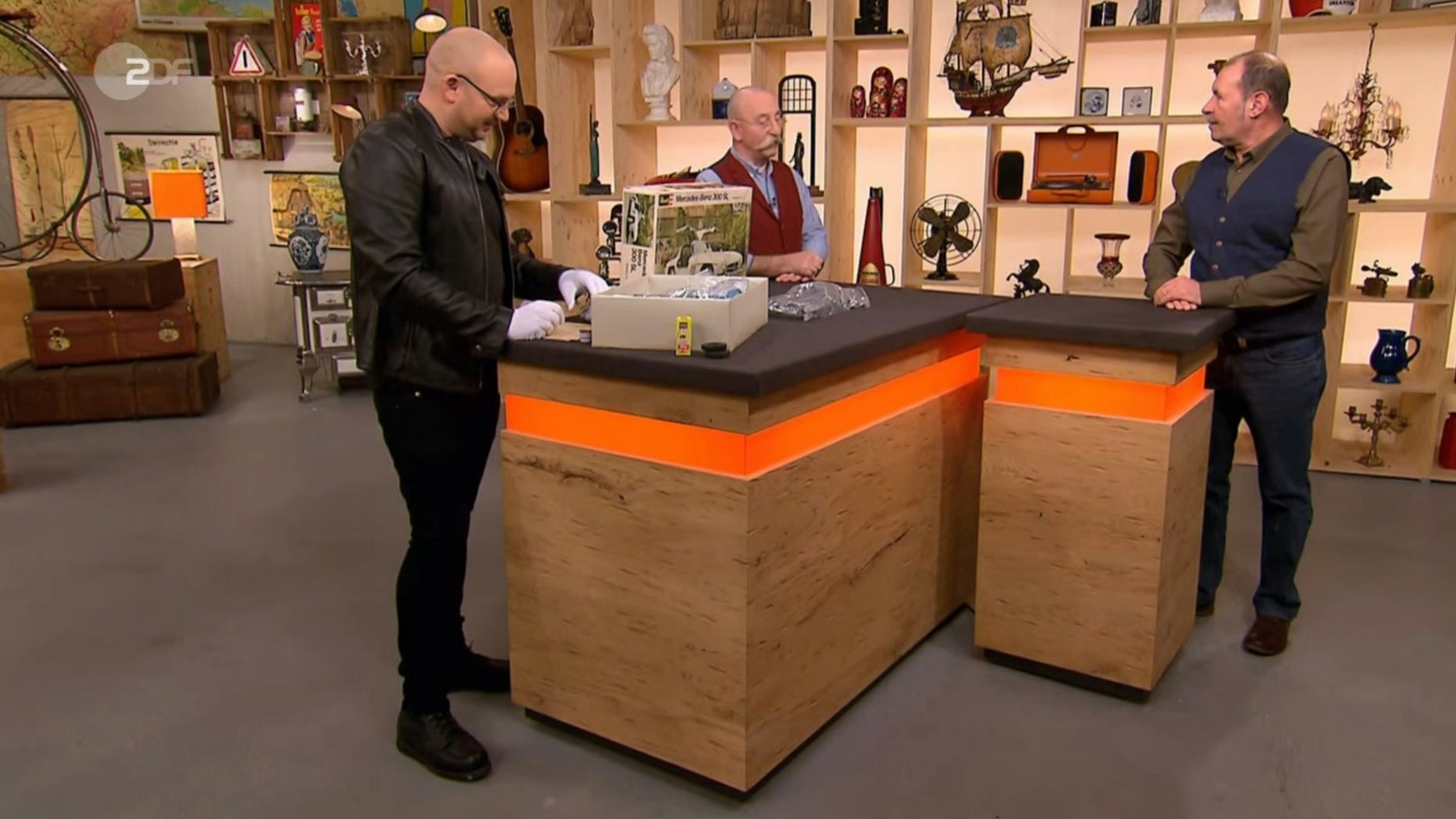 „Bares für Rares“-Experte Sven Deutschmanek taxiert den&nbsp; Mercedes 300 SL auf 80 bis 100 Euro.