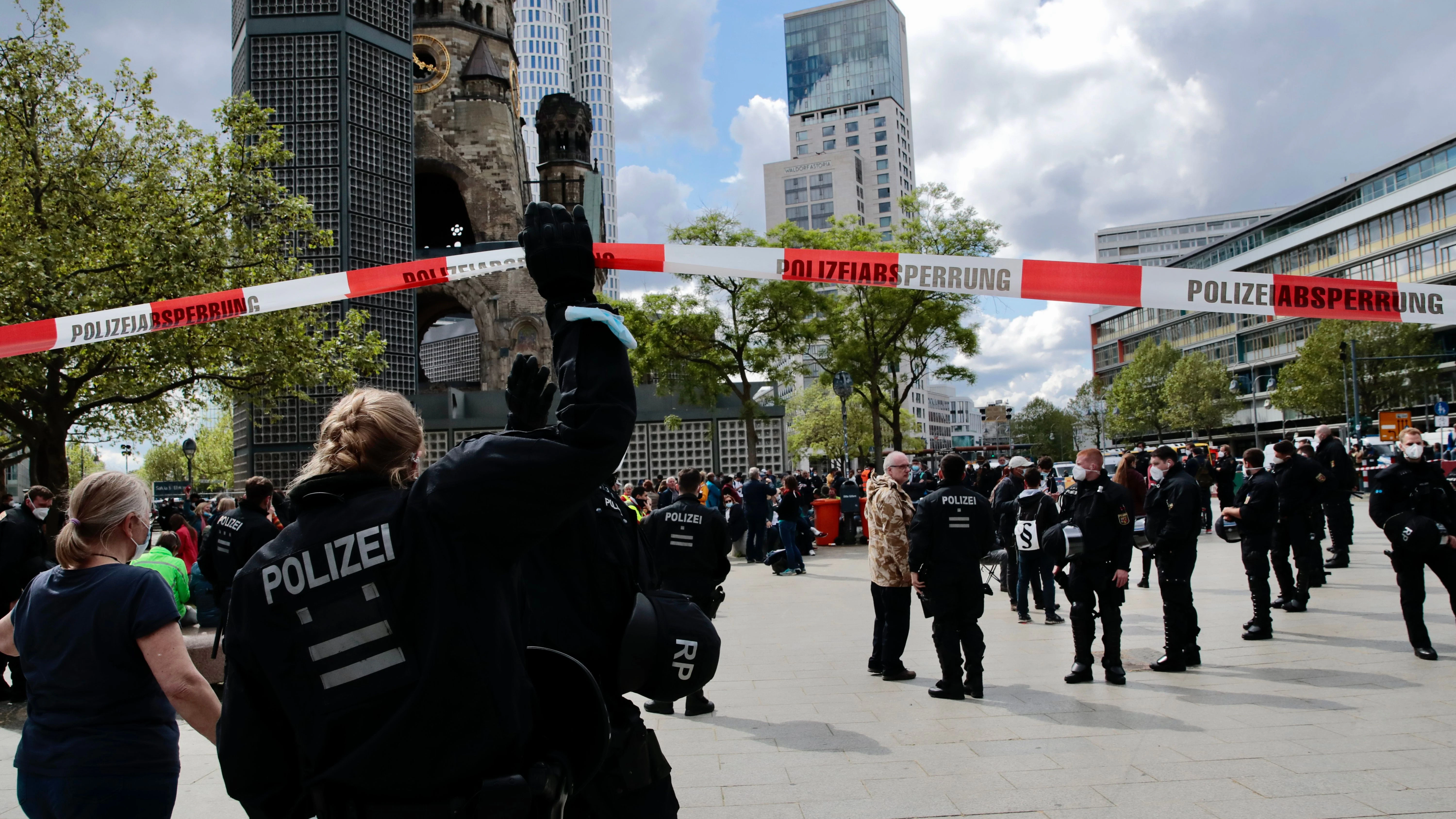 Polizisten sperren den Breitscheidplatz ab, nachdem sich rund 200 Teilnehmer einer spontanen Demonstration gegen die Corona-Politik zusammengefunden hatten.&nbsp;