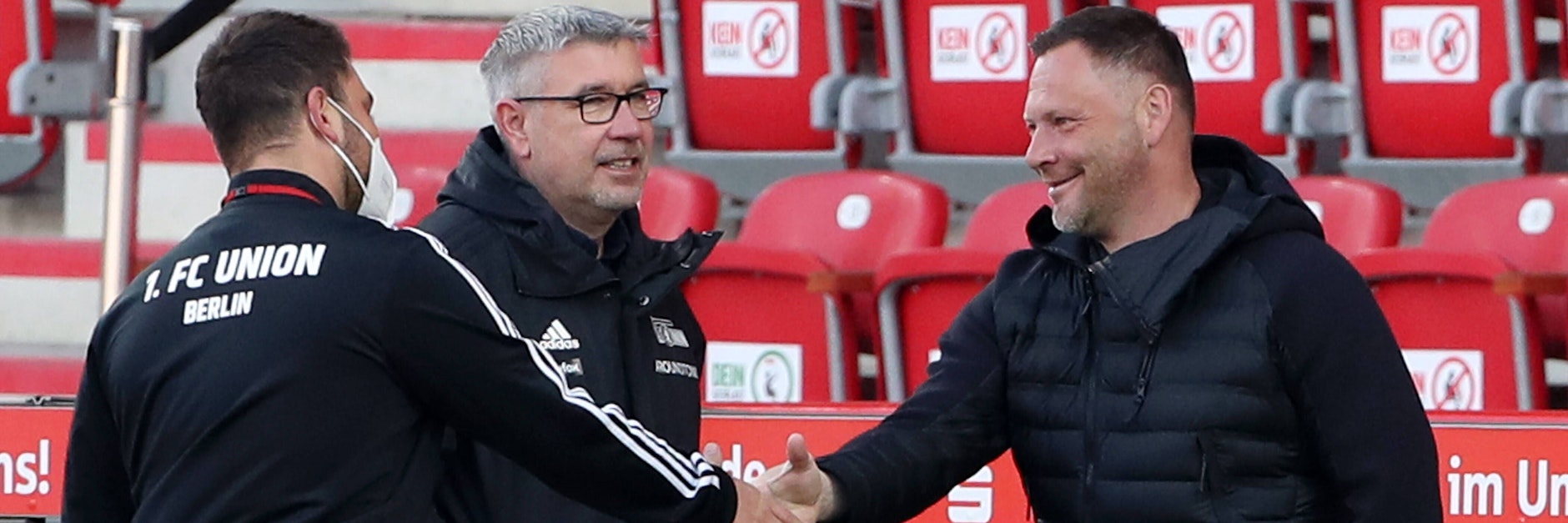 Hertha-Trainer Pal Dardai (r.) gratuliert dem 1. FC Union gerne, sieht aber auch die Blau-Weißen auf einem guten Weg. 