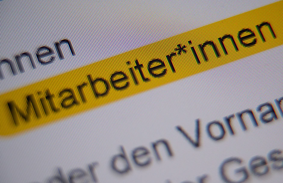 In Deutschland halten 65 Prozent der Bevölkerung einer Umfrage zufolge nichts von einer stärkeren Berücksichtigung unterschiedlicher Geschlechter in der Sprache.