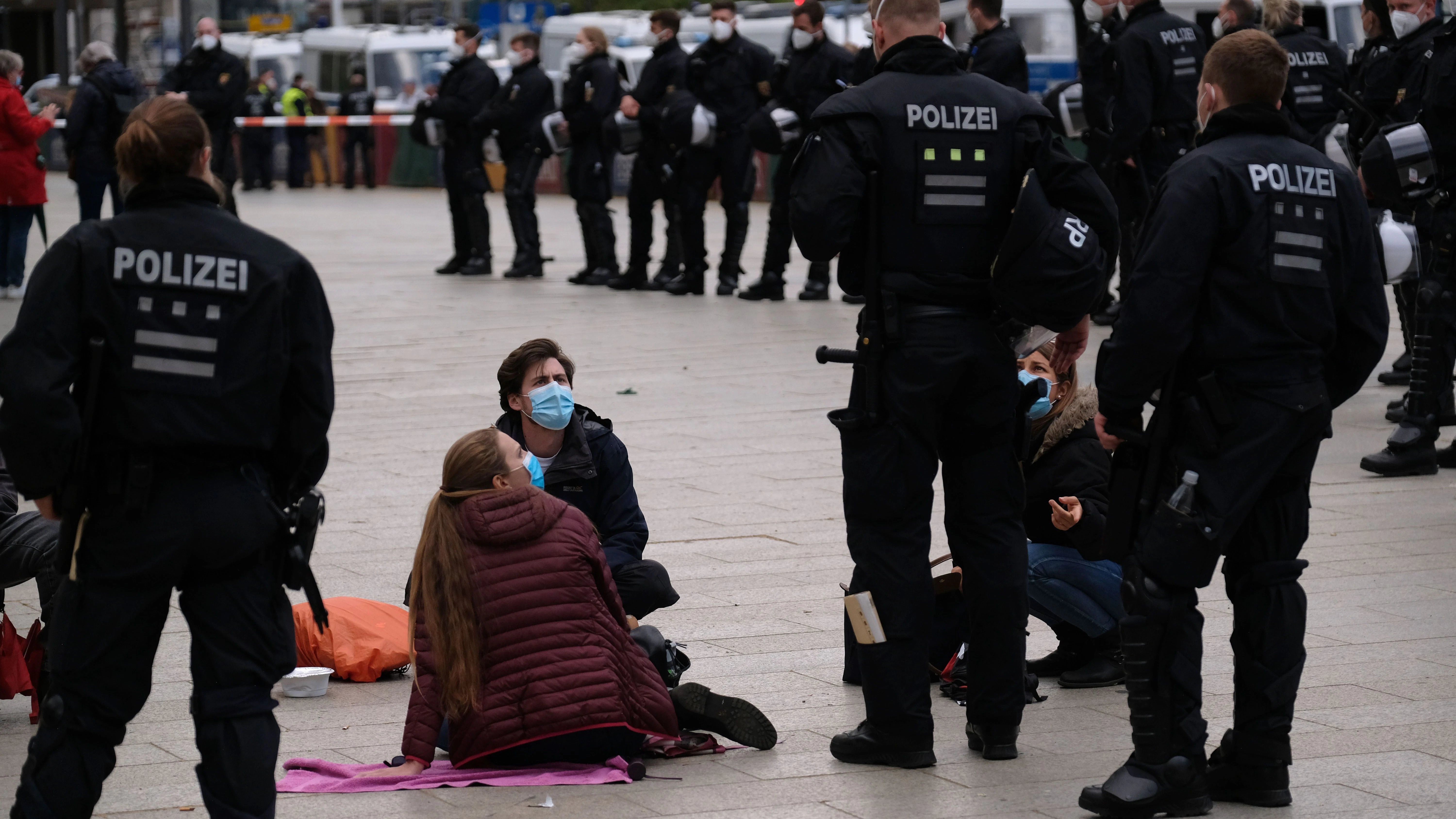 Einige Demonstranten haben sich auf den Breitscheidplatz niedergelassen. Die Polizei versucht seit über zwei Stunden den Platz zu räumen. Dort hatten sich spontan rund 200&nbsp; Corona-Gegner versammelt.&nbsp;<br><br>
