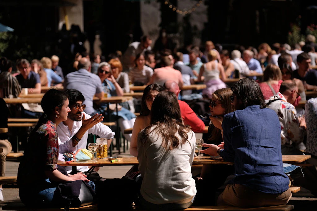 Berlin: Sonnenschein zieht Gäste in Restaurants und Cafés