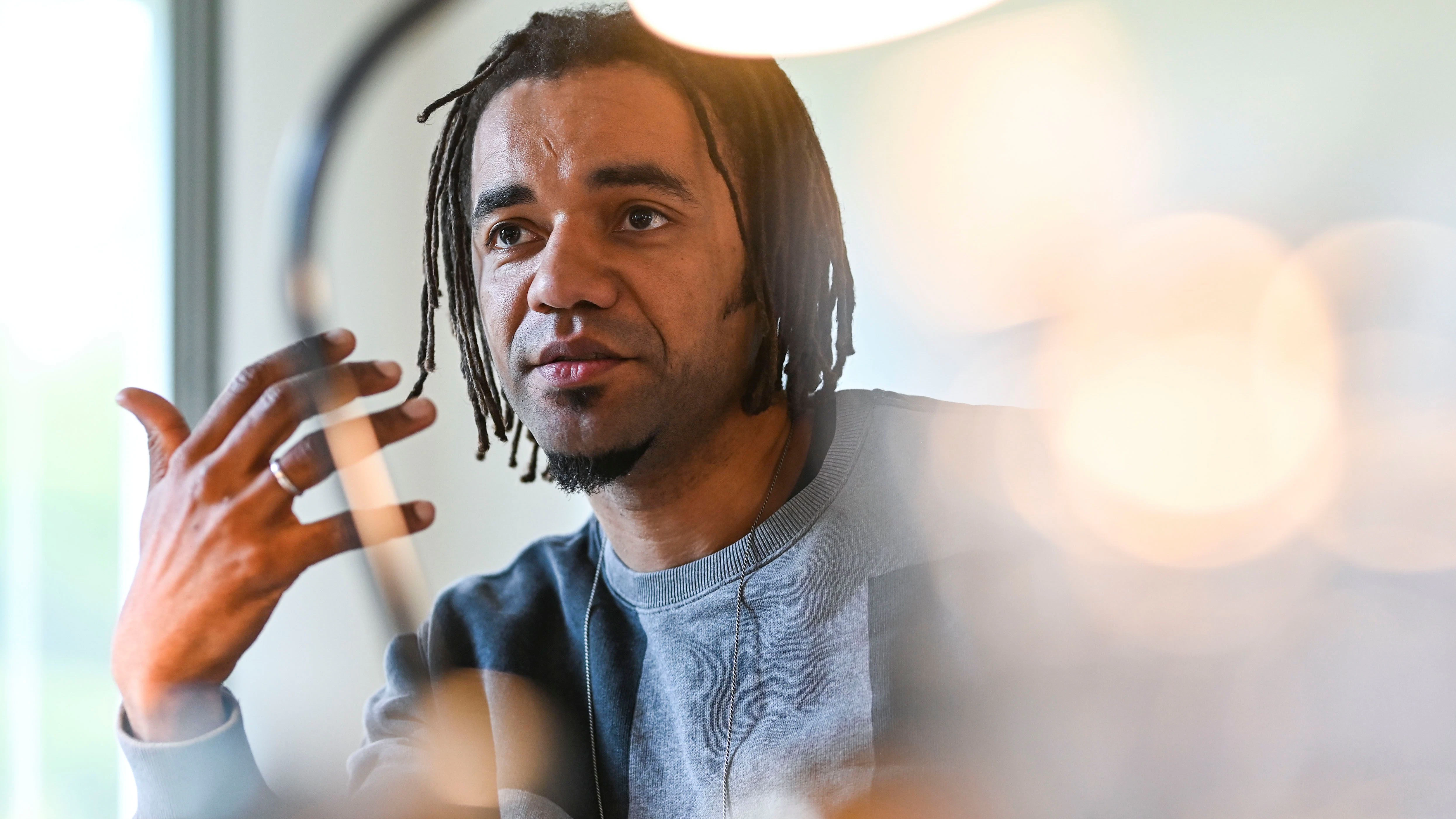 Johnny Strange: „Wir machen Musik, die viele Menschen erreicht.“