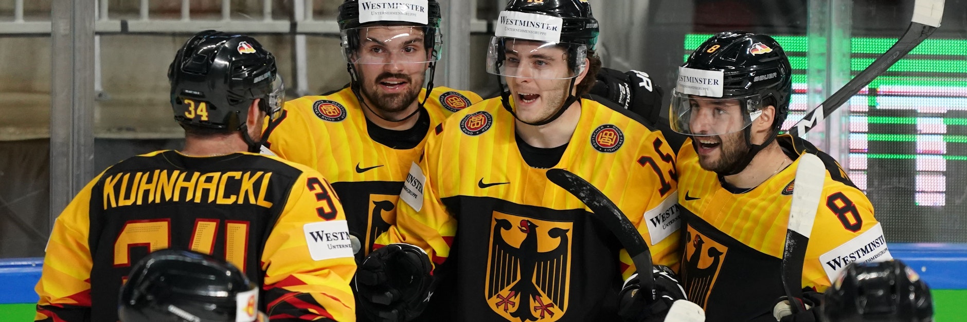 Die deutschen Asse (v.l.) Tom Kühnhackl, Marco Nowak, Stefan Loibl und Tobi Rieder feiern das 1:0 gegen Kanada.