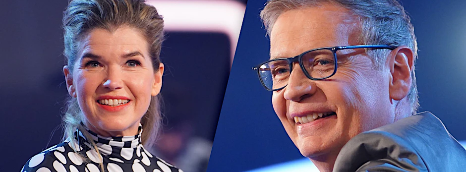 Anke Engelke sitzt beim Promi-Zocker-Special von „Wer wird Millionär“ auf dem Ratestuhl von Günther Jauch.