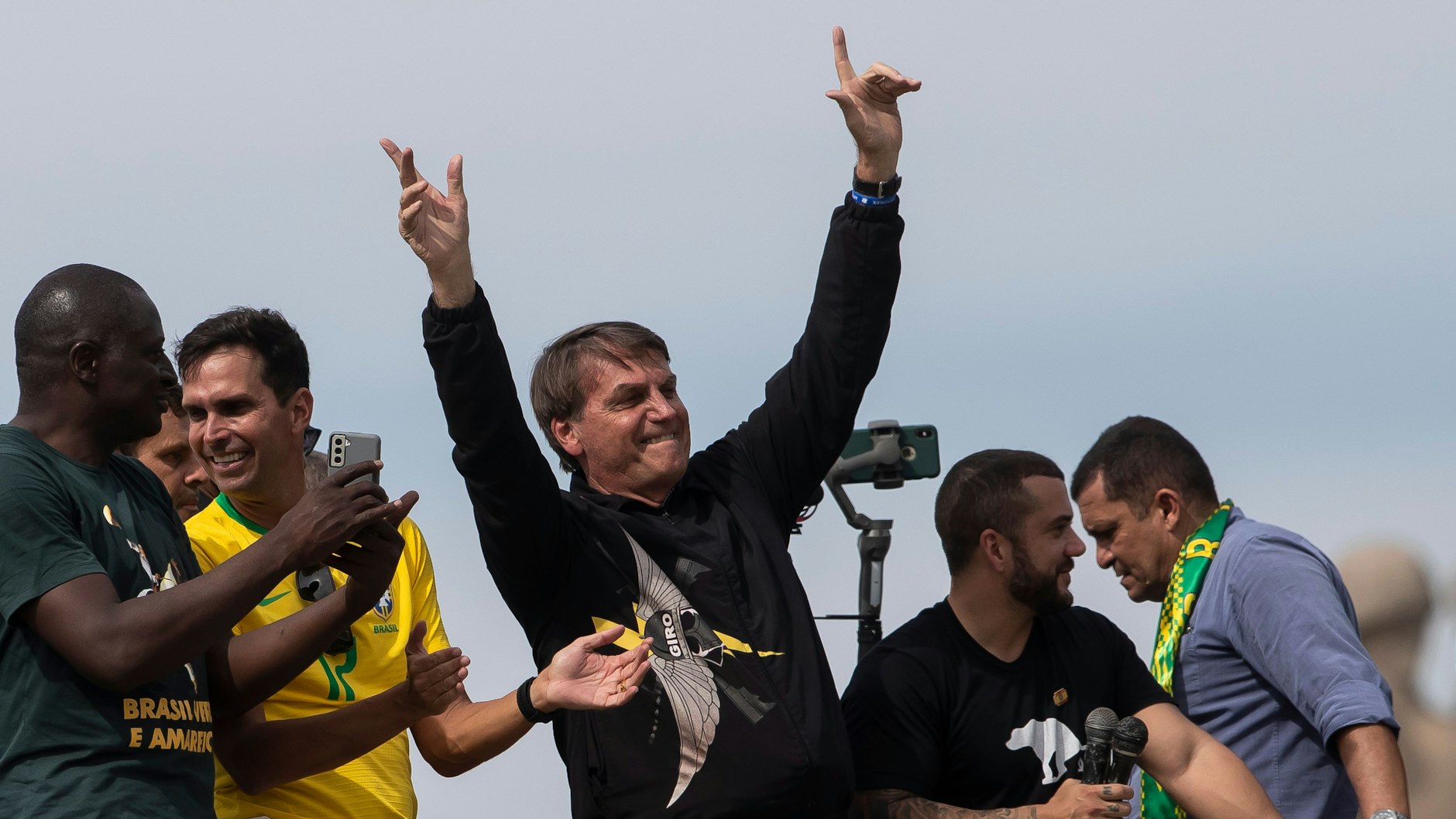 &nbsp;Jair Bolsonaro gestikuliert nach einer Motorradtour mit seinen Unterstützern. Sehr viele sind es nicht mehr.&nbsp;&nbsp;