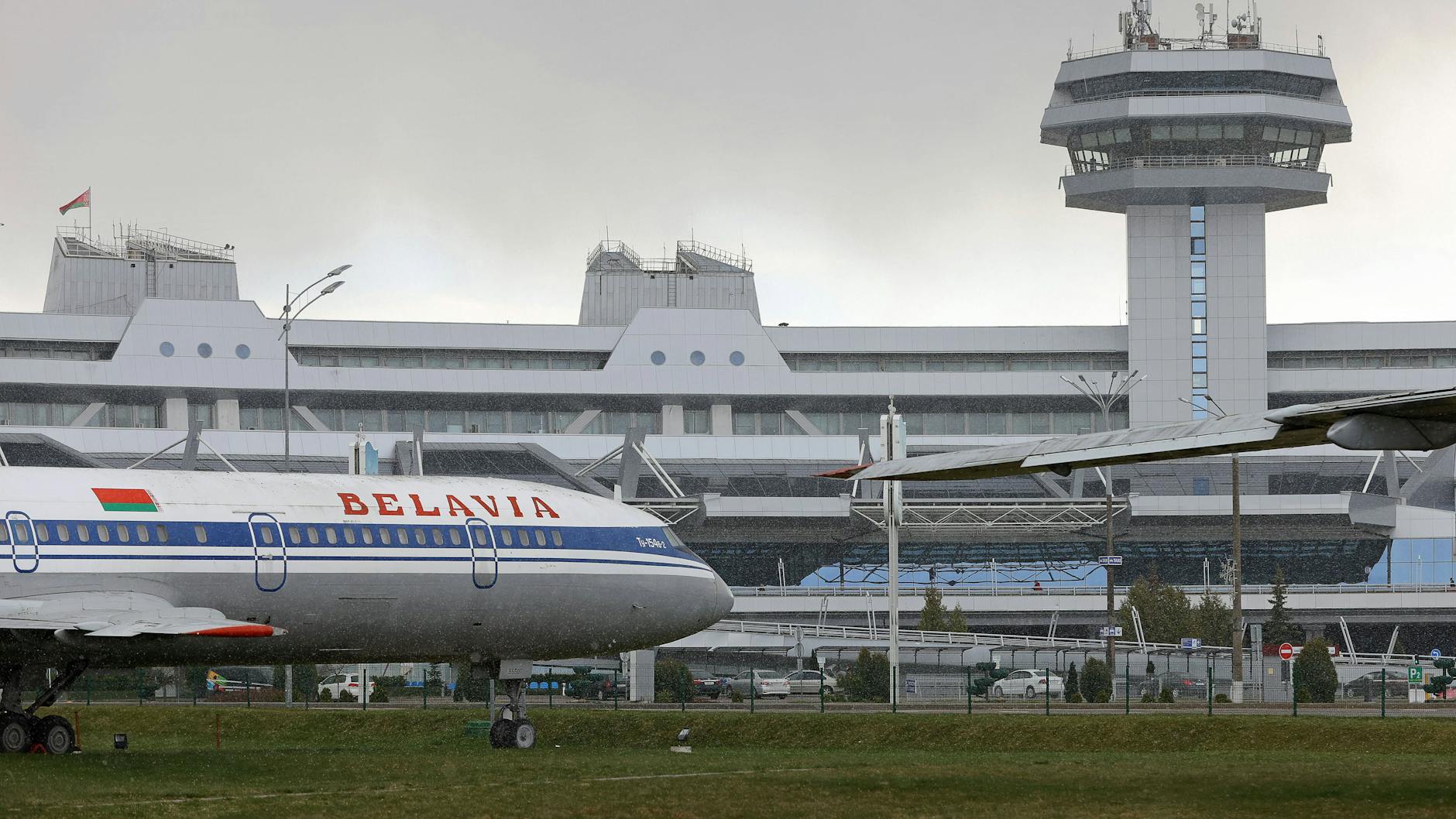 Ein Flugzeug der Belavia Belarusian Airlines auf dem Flughafen in Minsk.