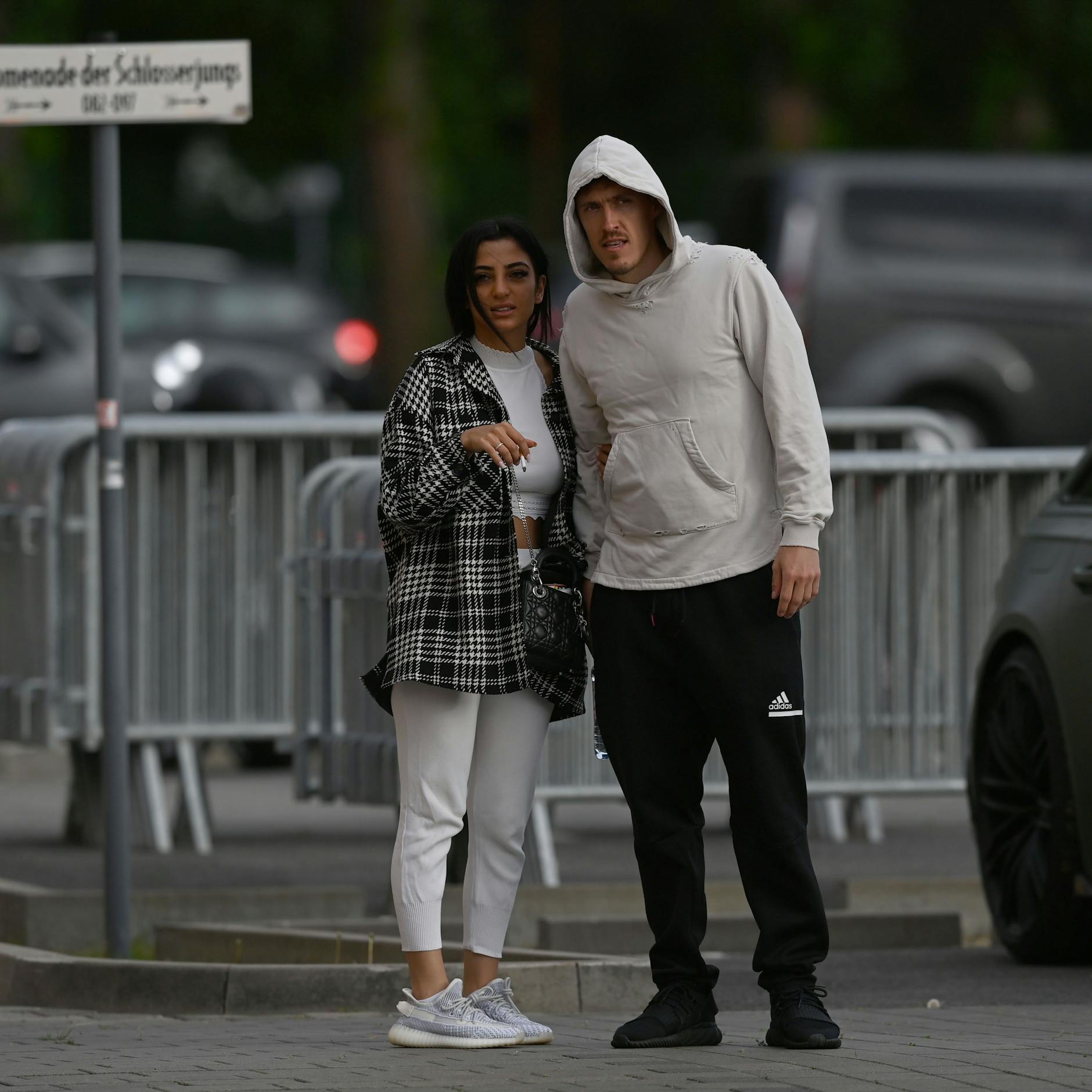 Union-Profi Max Kruse und seine Freundin Dilara nach der Feier mit den Fans.