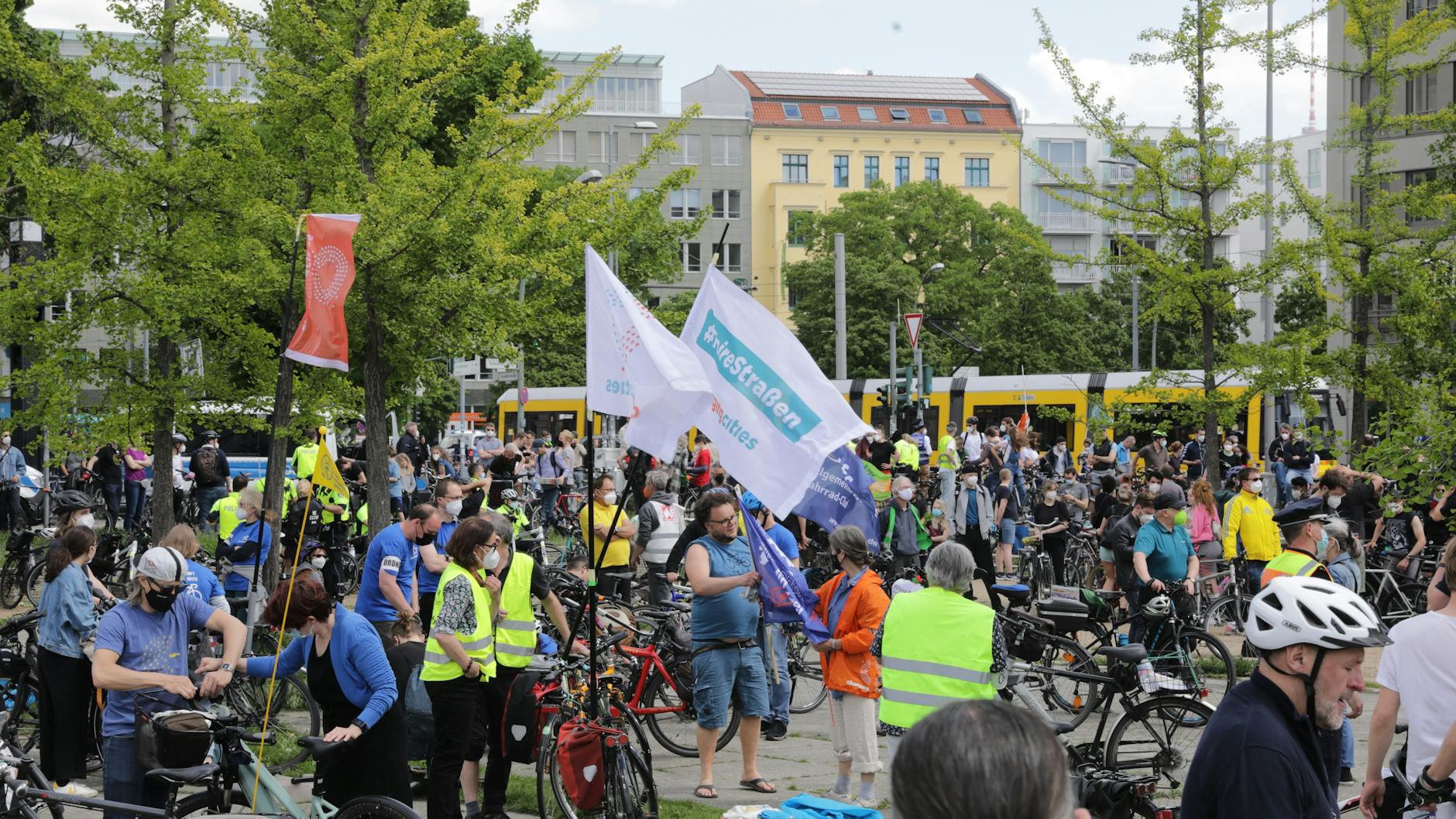 Die Demonstranten bereiten sich am Invalidenpark in Berlin-Mitte auf den Fahrradkorso vor. 