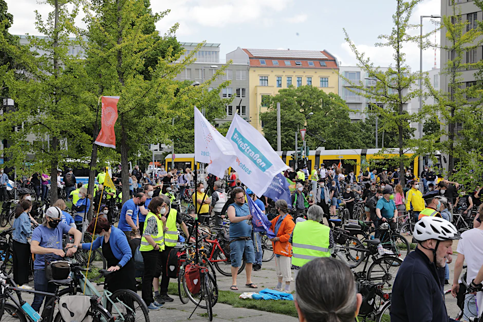 Die Demonstranten bereiten sich am Invalidenpark in Berlin-Mitte auf den Fahrradkorso vor.&nbsp;