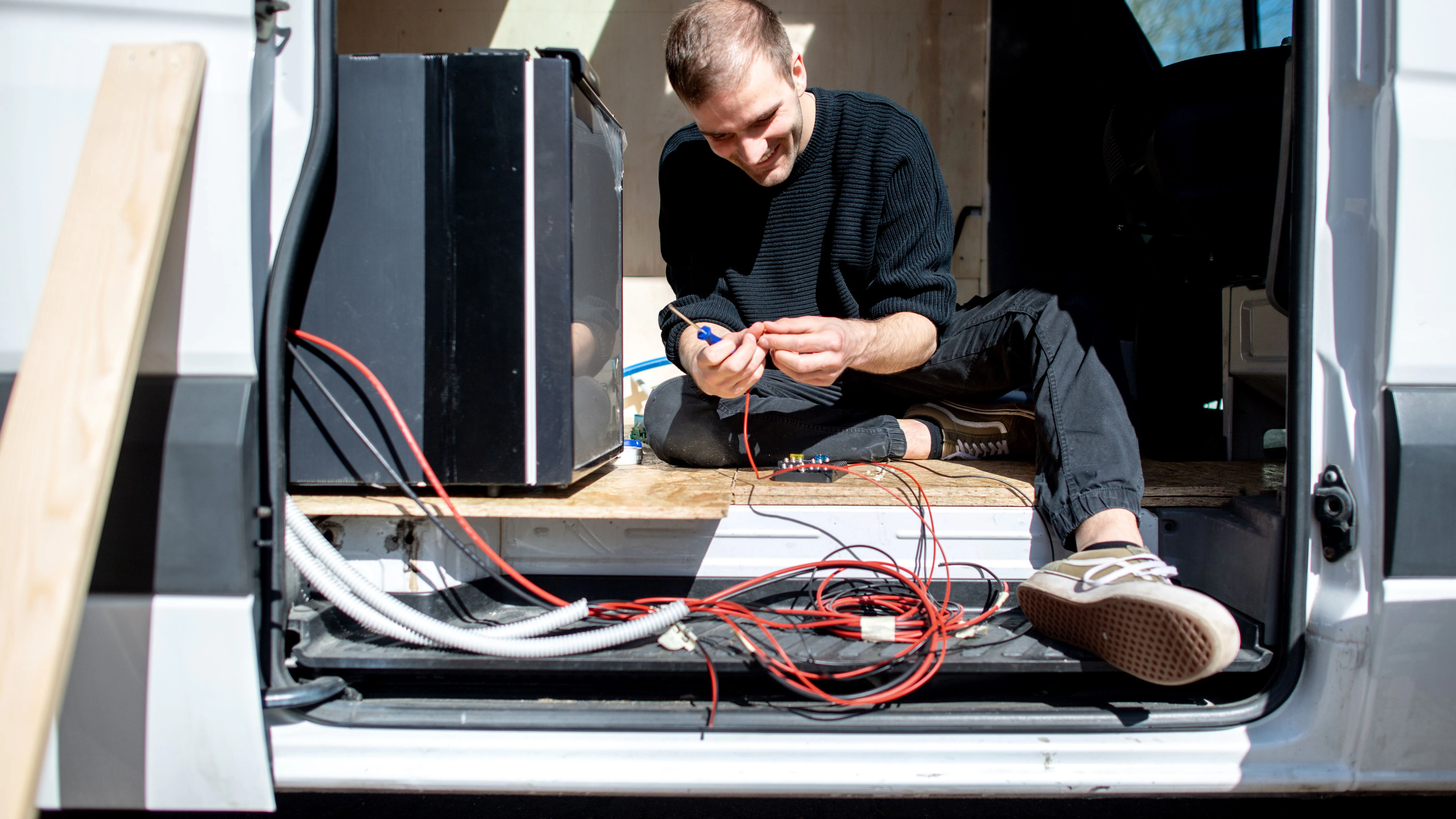 Hannes Wehrmann verbaut die elektrischen Bauteile in seinem Mercedes-Benz Sprinter, den er mit seiner Freundin Greta Thomas in Eigenarbeit zu einem Campervan umbaut.&nbsp;