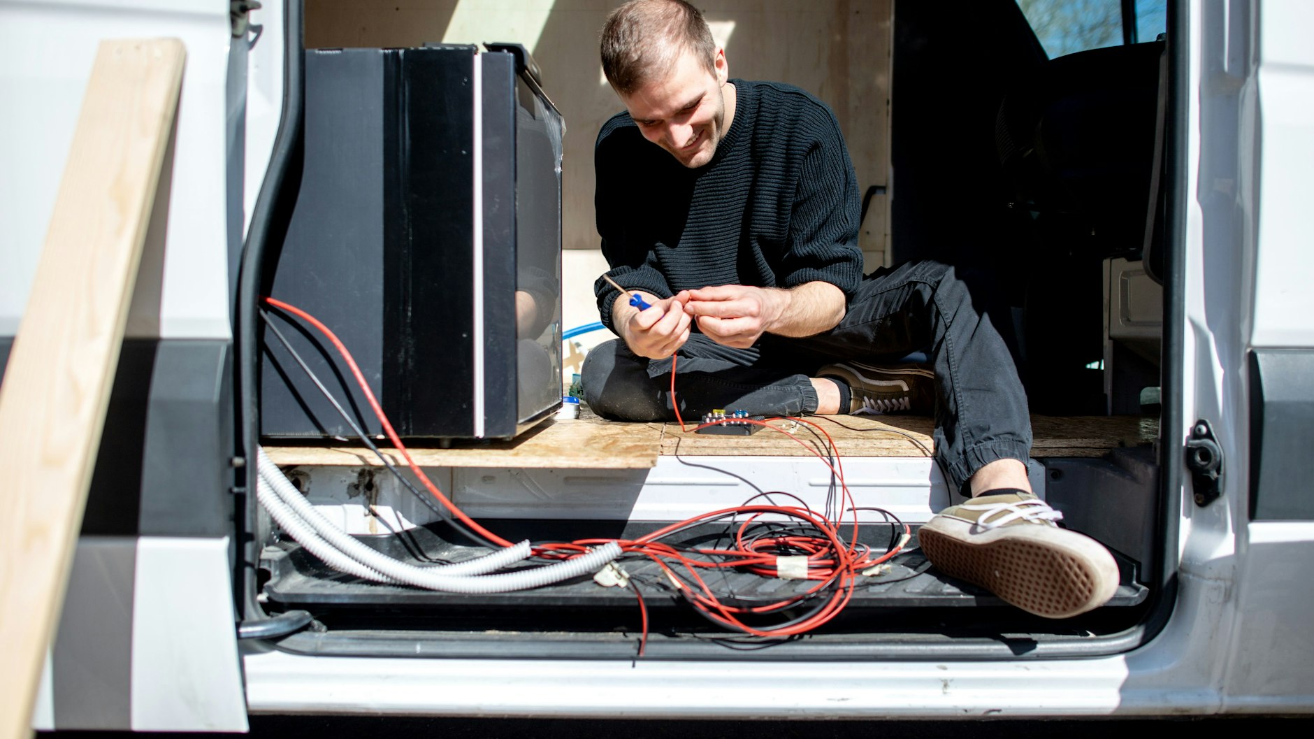 Hannes Wehrmann verbaut die elektrischen Bauteile in seinem Mercedes-Benz Sprinter, den er mit seiner Freundin Greta Thomas in Eigenarbeit zu einem Campervan umbaut.&nbsp;