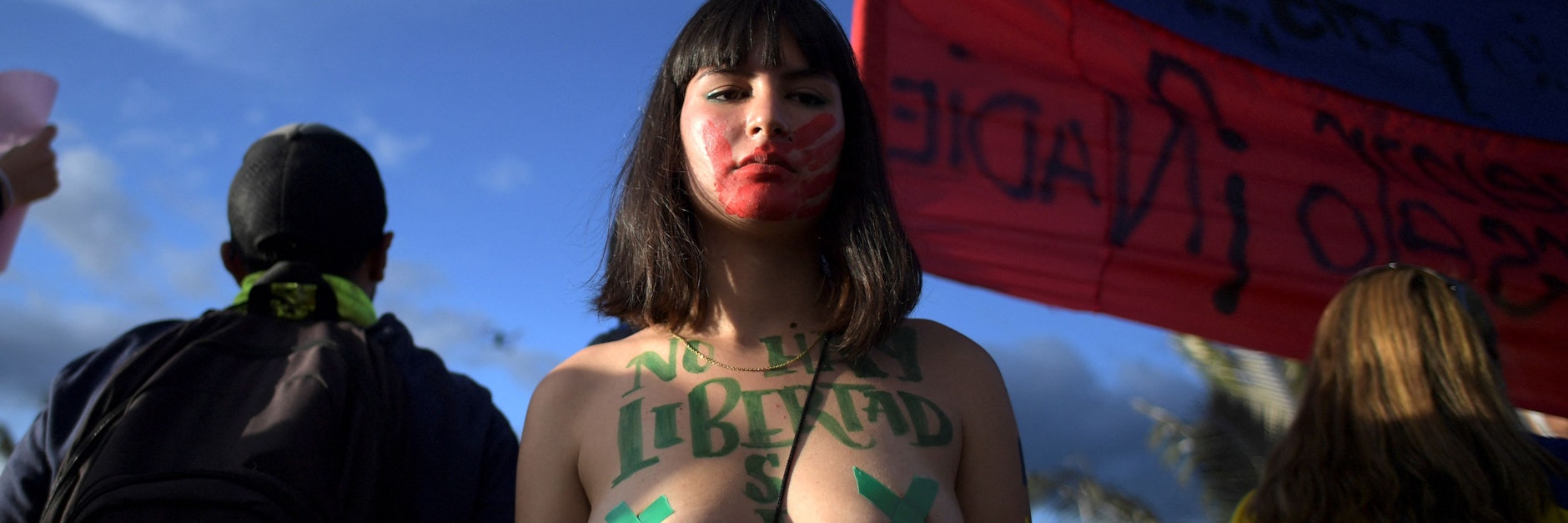 Demonstrative Verwundbarkeit gegenüber der Polizei zeigt eine Frau bei Protesten in der kolumbianischen Hauptstadt Bogota.