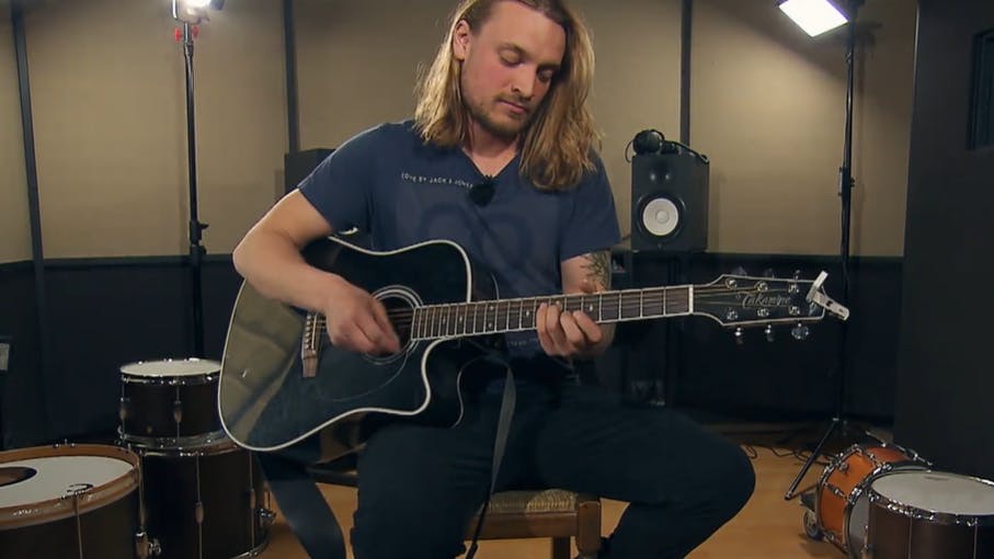 „Bauer sucht Frau“-Kandidat Björn Diefenbach spielt für sein Leben gern Gitarre.