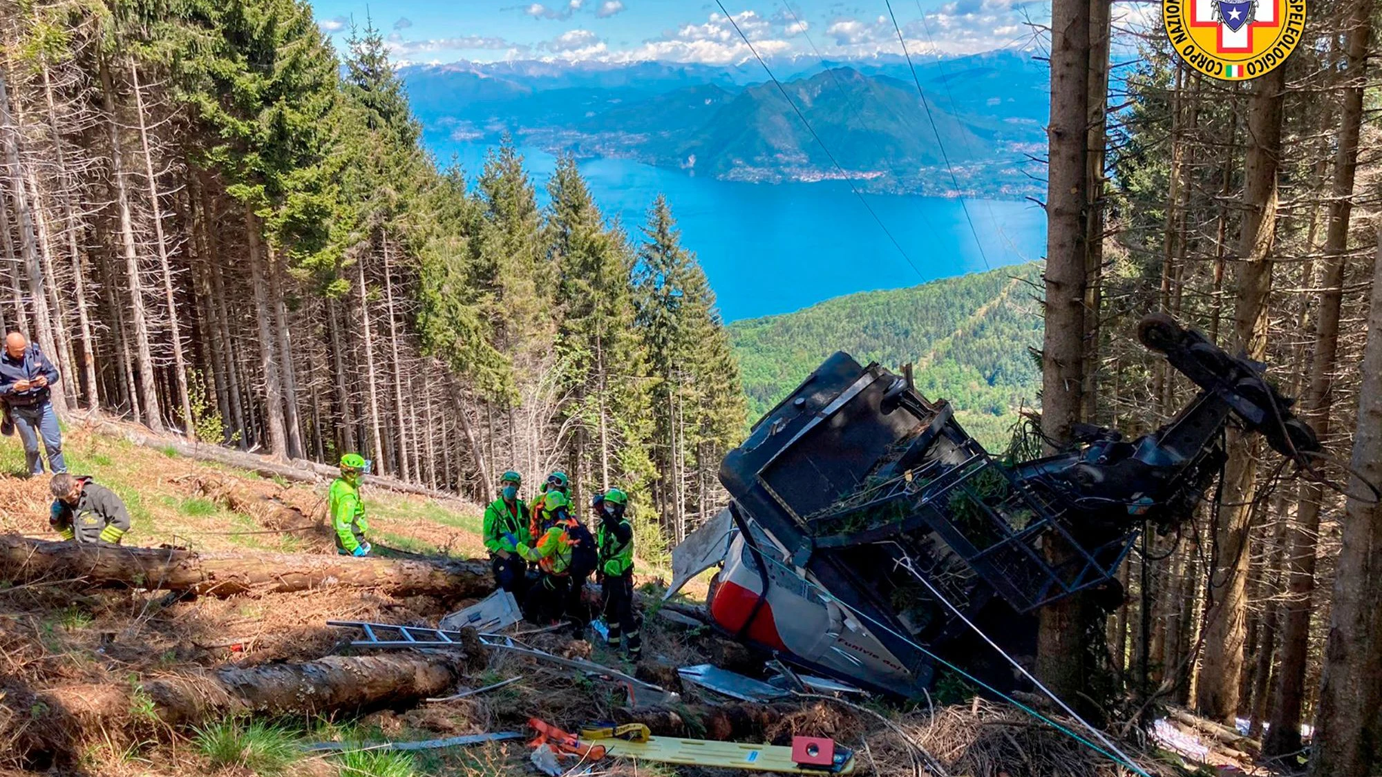 Retter arbeiten am Wrack einer Gondel, die in der Nähe des Gipfels der Stresa-Mottarone-Linie in der Region Piemont, Norditalien, abstürzt war.&nbsp;