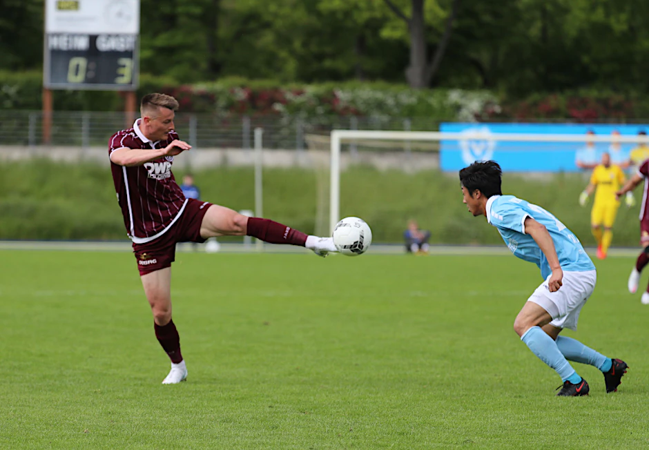 Dynamo-Torjäger Matthias Steinborn sucht auch gegen Viktoria jede Chance.