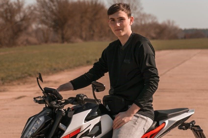 Luis auf seinem Motorrad. Er darf erst wieder fahren, wenn er vollständig genesen ist.