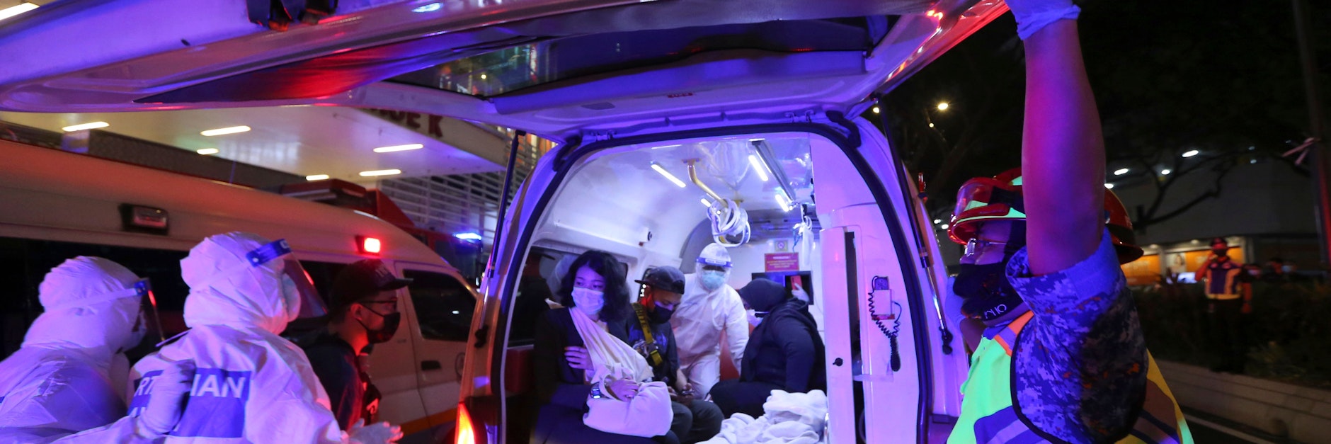 Rettungskräfte im Einsatz nach dem Zusammenstoß zweier Stadtbahnen.&nbsp;